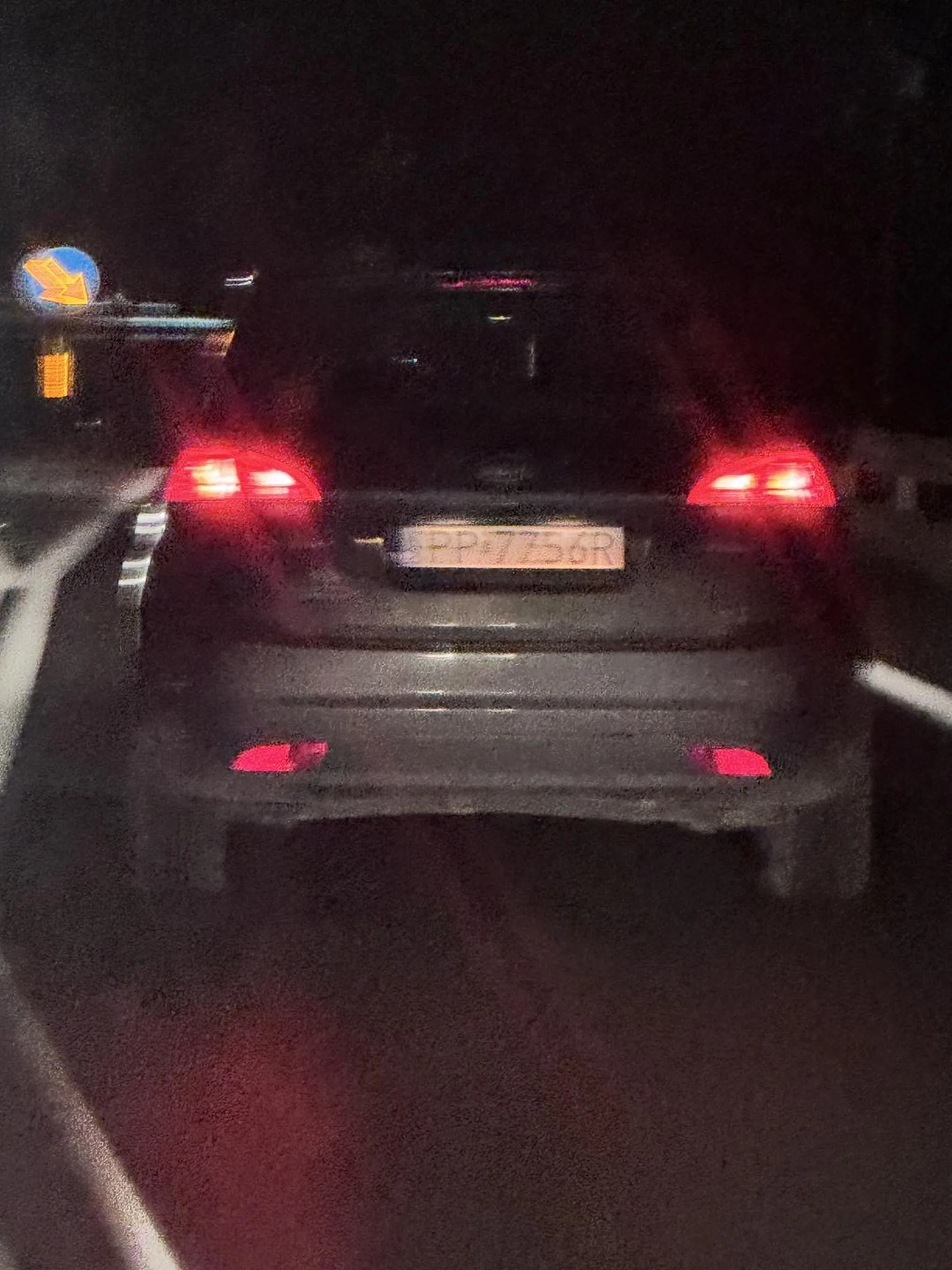 Kur***** przyspiesza przy wyprzedzaniu, hamuje jak nie wyprzedzam. Zachowanie godne idiotki roku. Ps. Znajdę cię