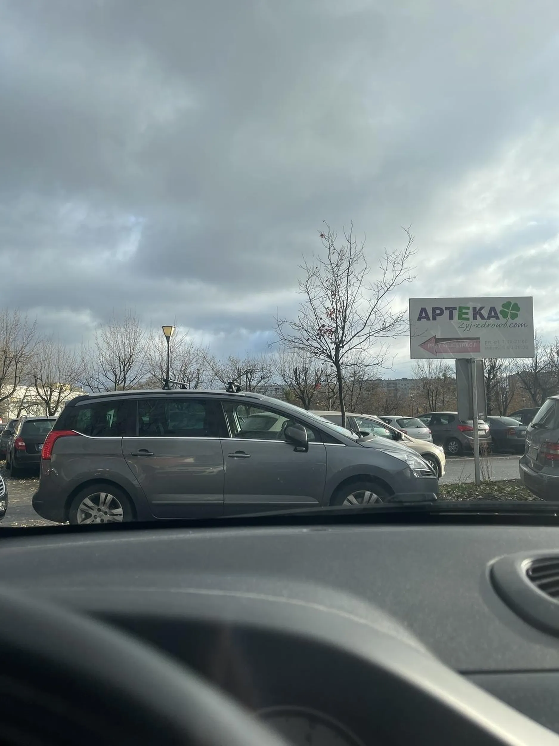 Stoi jak piz*da jak się nie umie parkować to się nie wsiada za kółko nie pozdrawiam Zastawiliście mnie i kilka aut cwaniaki