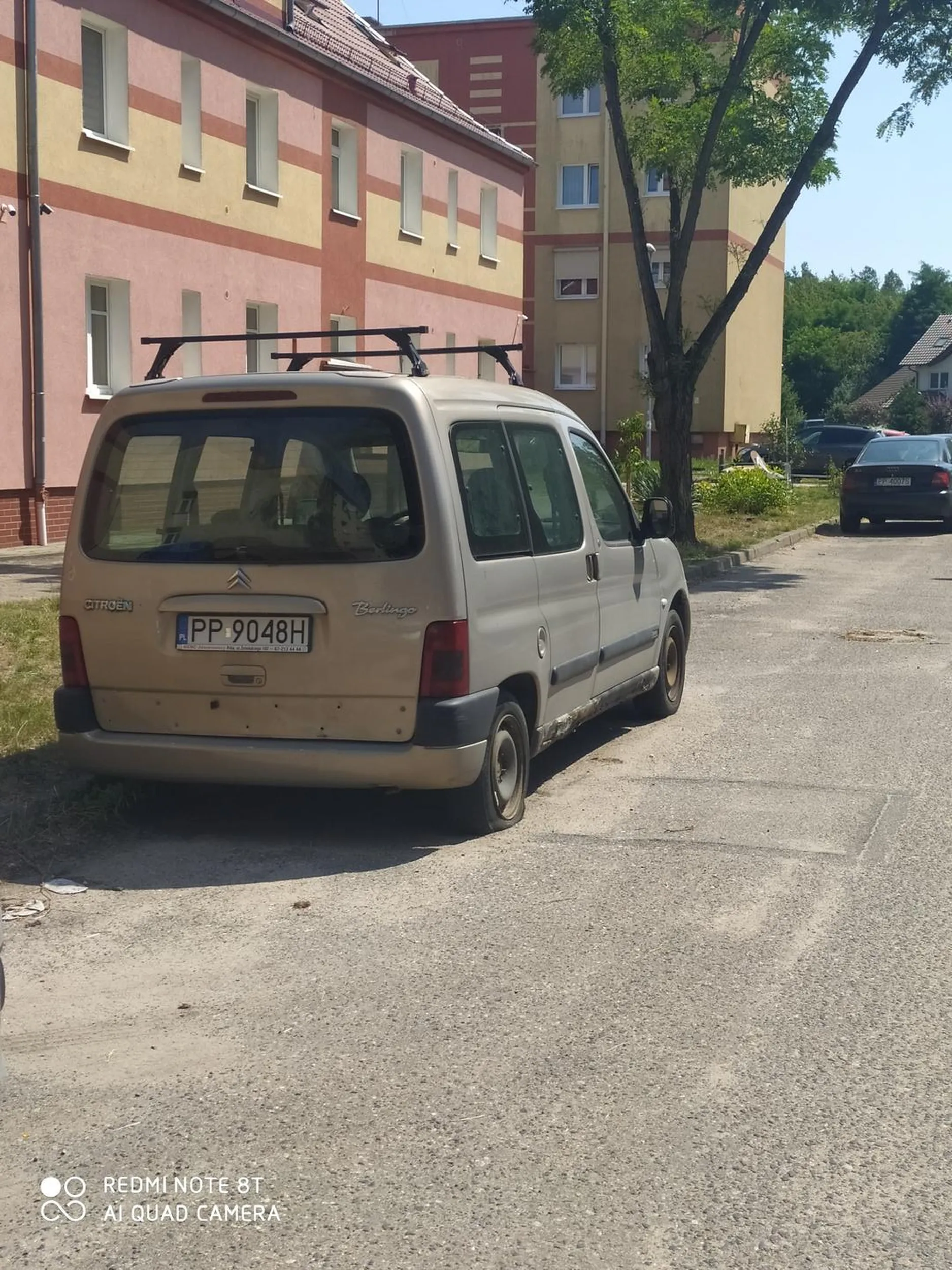 Te auto stoi już tak od 3lat i zajmuje miejsce parkingowe