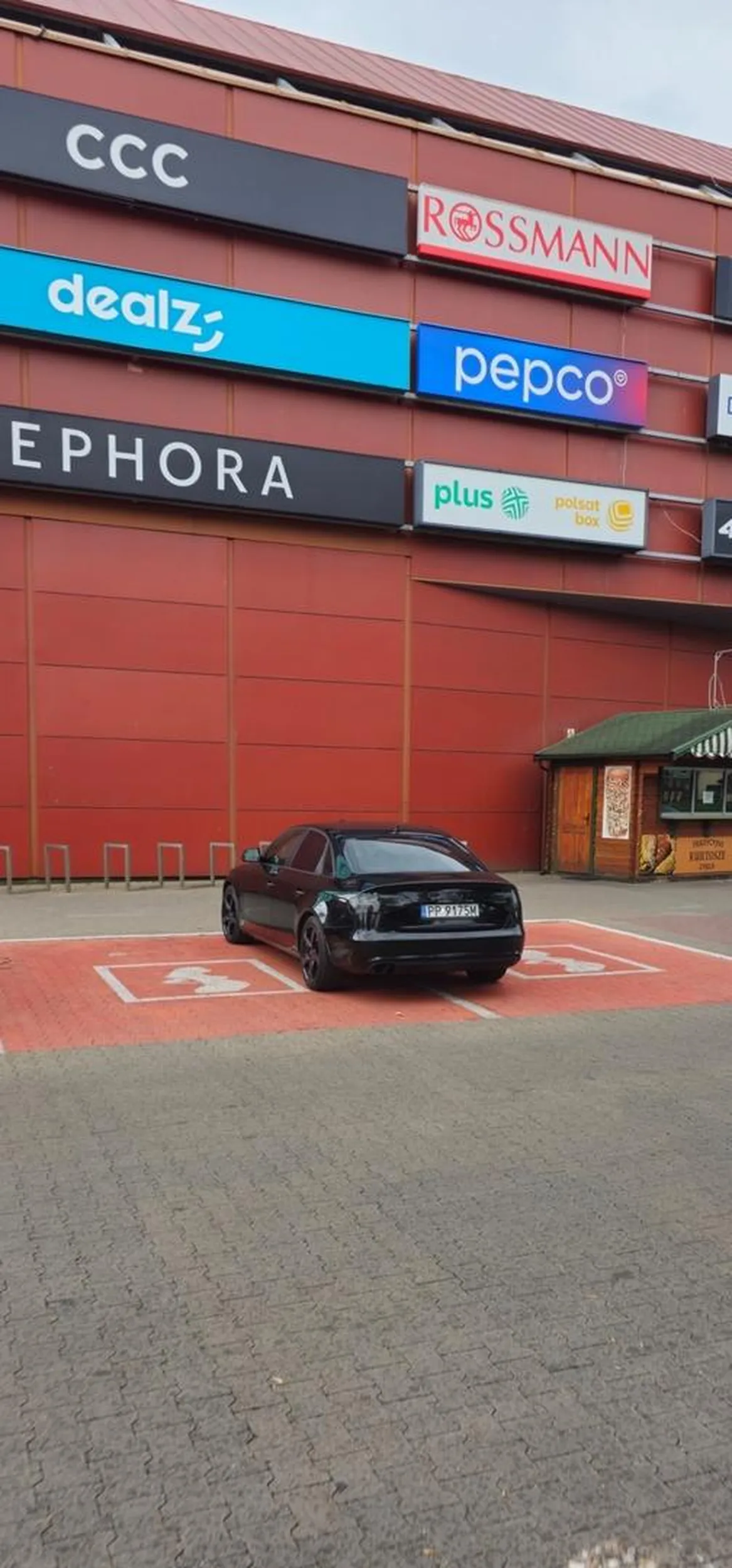 Brawo amebo umyslowa, nie dosc, ze jezdzisz scierwem z czterema zerami, to tyle samo masz pod kopula IQ. Gratulacje, ze dwa, poszerzone miejsca wystarczyly, zebys sie smiescil tym gownem. Mam nadzieje, ze szybko przestaniesz marnowac tlen i selekcja naturalna zadziala.