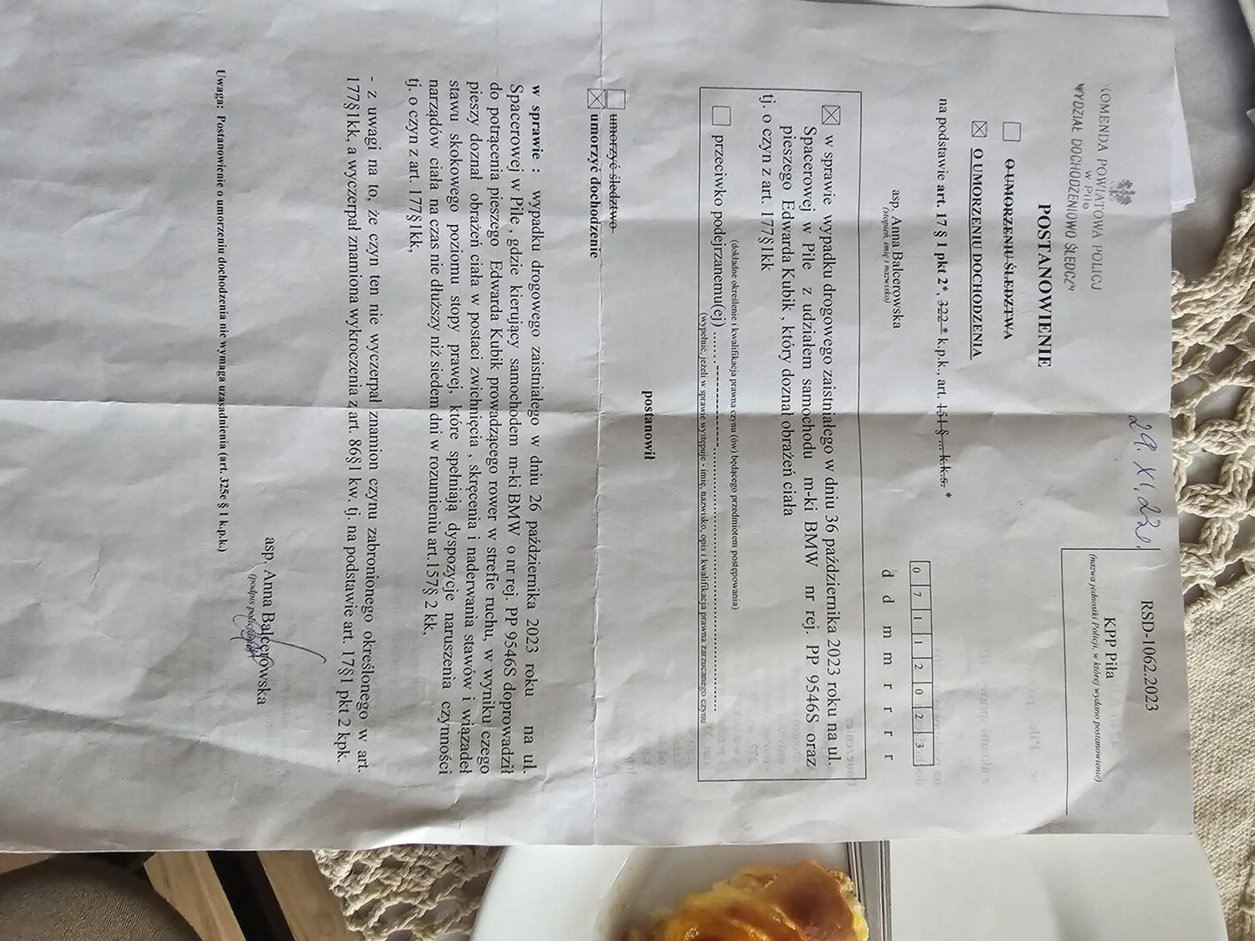 Potrącił pieszego i uciekł z miejsca wypadku sprawa trafi do sądu . Pilscy Policjanci nie widzą w tym znamion przestepstwa drogowego czyli normanym się staje potroncić człowieka i nie udzielając pomocy odjechać z miejsca wypadku jest swiadek zdarzenia który spisał numery uwazajcie na tego bandyte drogowego