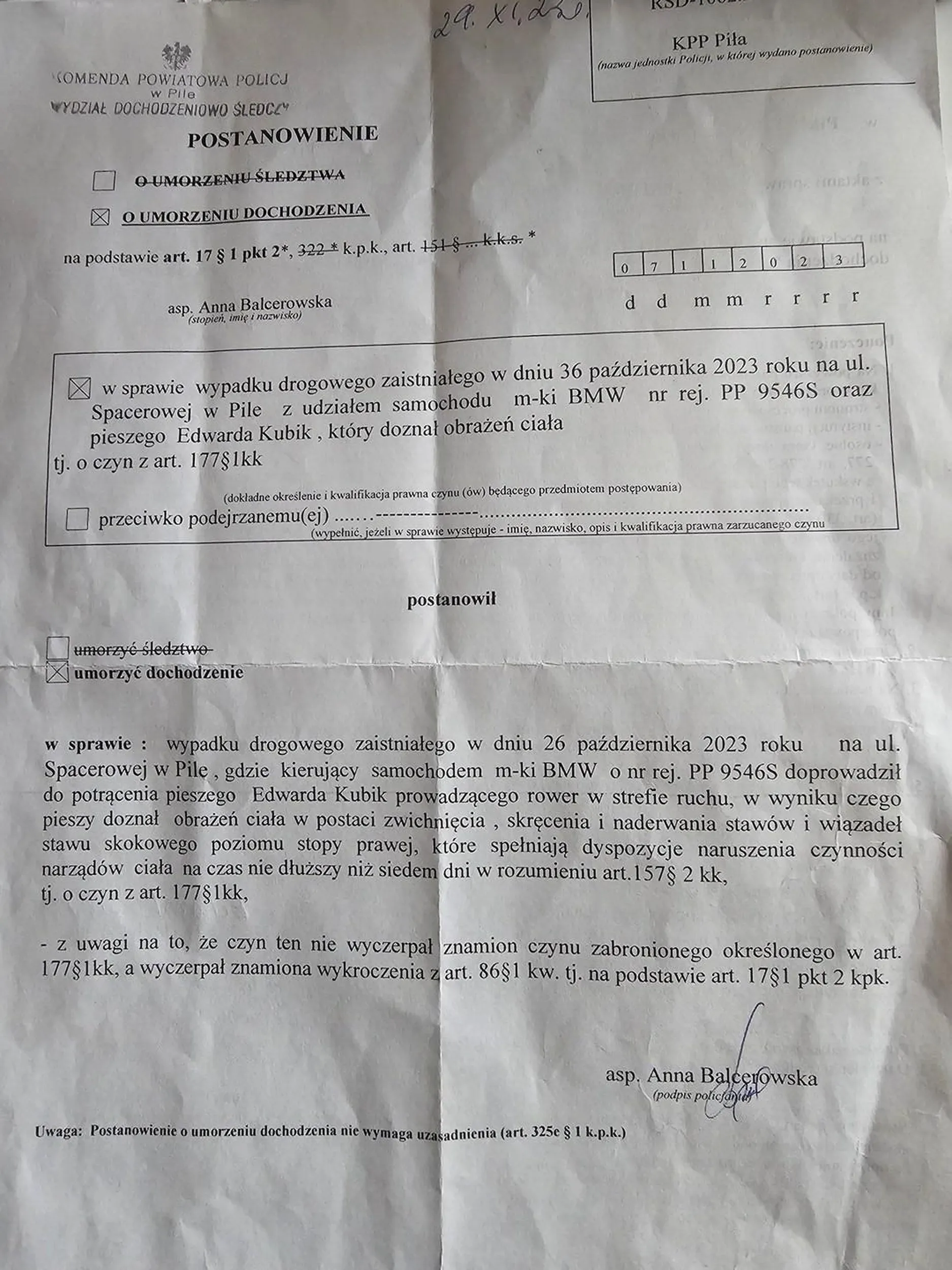 Potrącił pieszego i uciekł z miejsca wypadku sprawa trafi do sądu . Pilscy Policjanci nie widzą w tym znamion przestepstwa drogowego czyli normanym się staje potroncić człowieka i nie udzielając pomocy odjechać z miejsca wypadku jest swiadek zdarzenia który spisał numery uwazajcie na tego bandyte drogowego