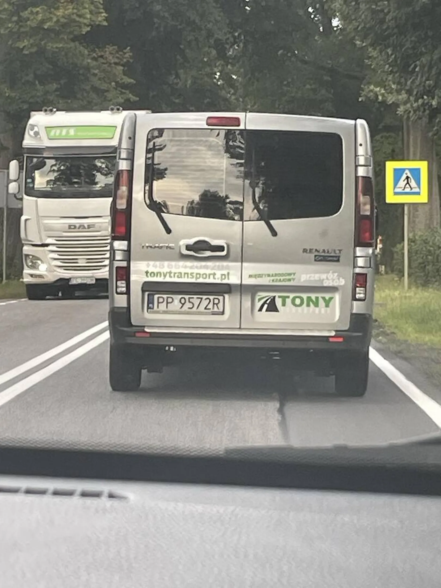 Gość pijany albo niespełna rozumu wyprzedza busem firmowym na zakrętach, gdy z naprzeciwka jedzie pojazd - naraża siebie i innych. Bardzo spieszy mu sie na cmentarz. Firma tonytransport NIE POLECAM