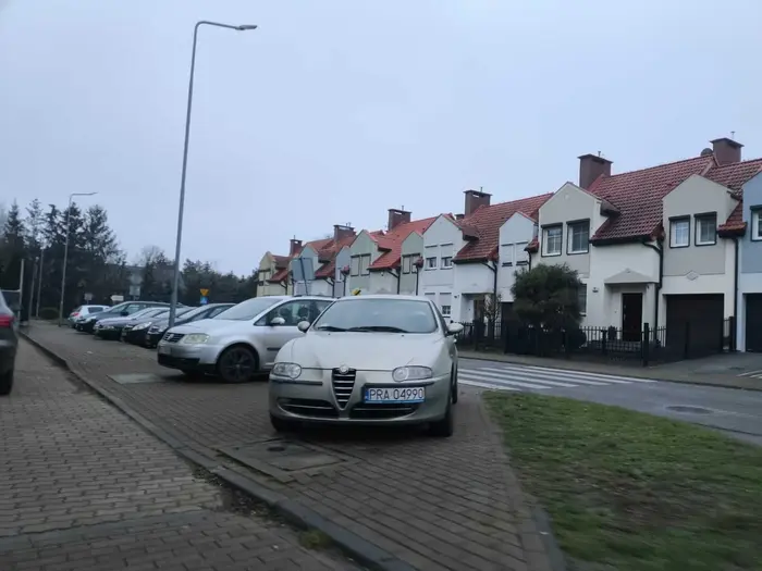 Mistrz parkowania na ulicy Miedzińskiego w Rawiczu. Art. 26 3. 3) Prawa o ruchu drogowym: Kierującemu pojazdem zabrania się jazdy wzdłuż po drodze dla pieszych lub przejściu dla pieszych.