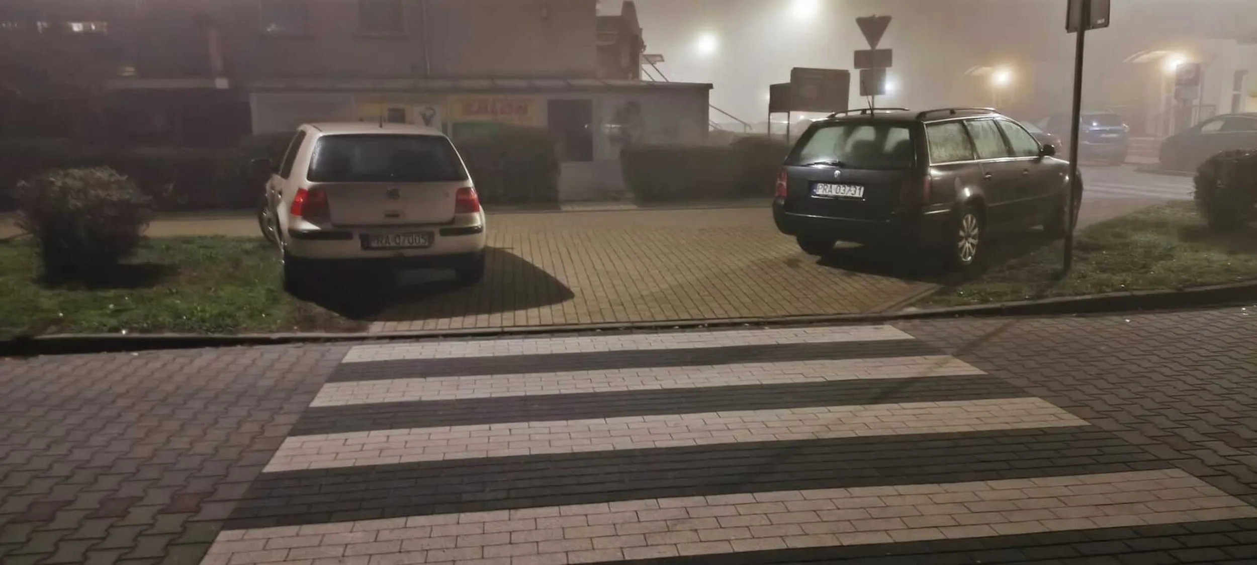 Mistrz parkowania na chodniku przy ulicy Miedzińskiego w Rawiczu. Art. 26 3. 3) Prawa o ruchu drogowym: Kierującemu pojazdem zabrania się jazdy wzdłuż po drodze dla pieszych lub przejściu dla pieszych.