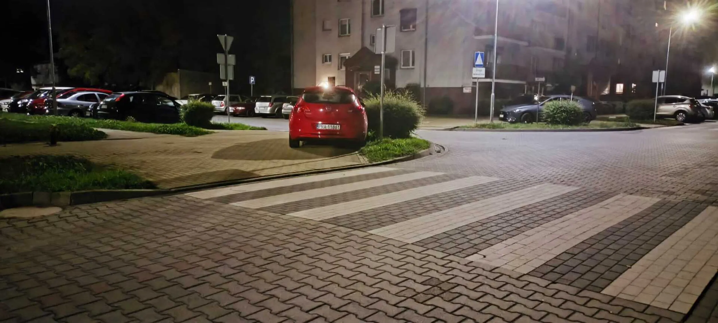 Mistrz parkowania na ulicy Miedzińskiego w Rawiczu. Art. 26 3. 3) Prawa o ruchu drogowym: Kierującemu pojazdem zabrania się jazdy wzdłuż po drodze dla pieszych lub przejściu dla pieszych.