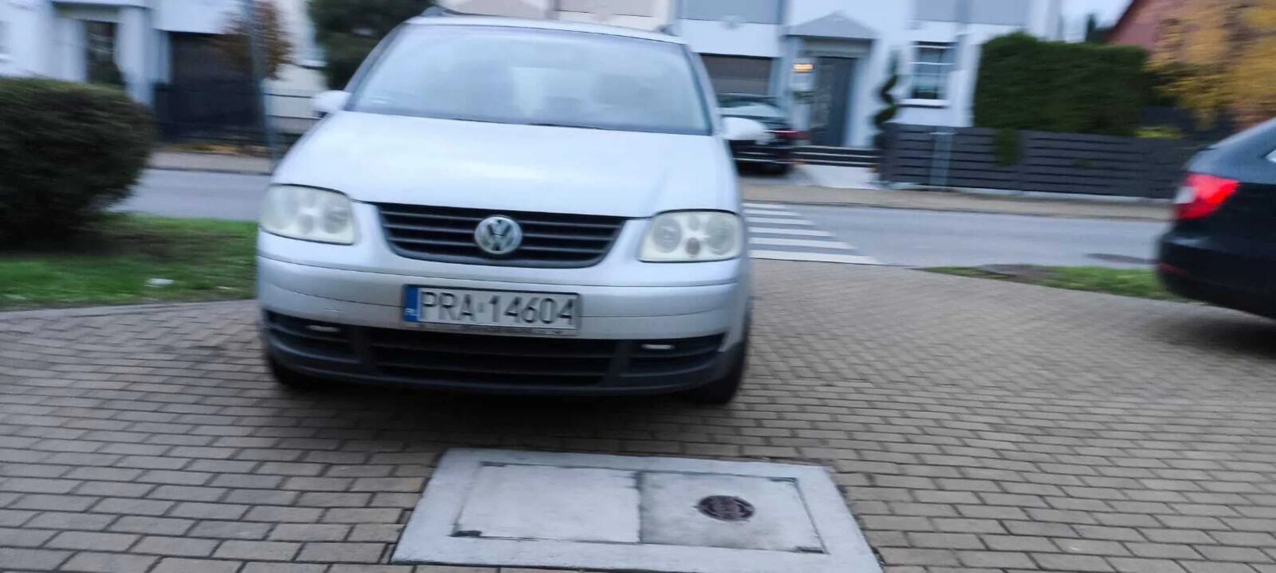 Mistrz parkowania na chodniku przy ulicy Miedzińskiego w Rawiczu.