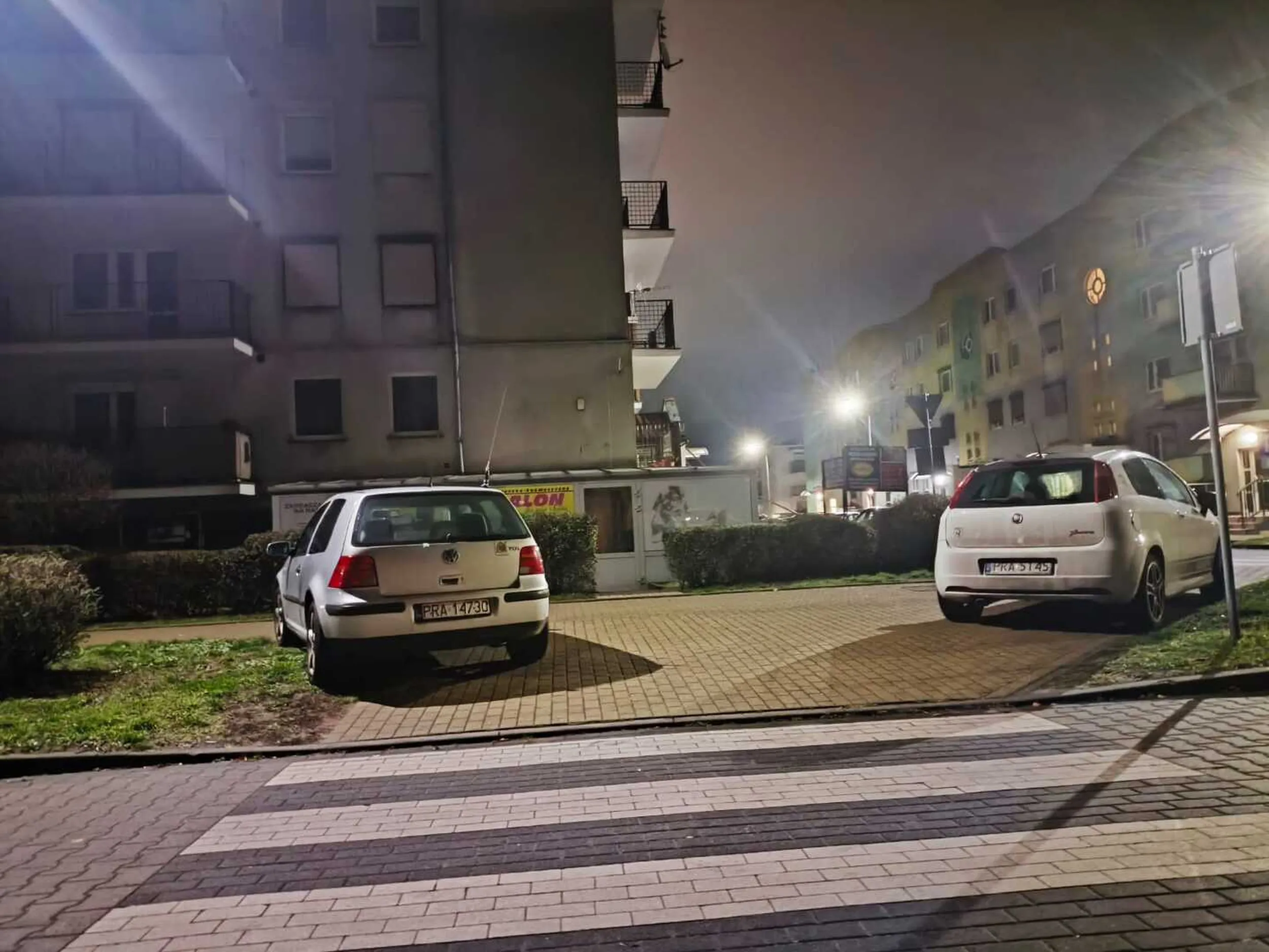 Mistrz parkowania na ulicy Miedzińskiego w Rawiczu. Art. 26 3. 3) Prawa o ruchu drogowym: Kierującemu pojazdem zabrania się jazdy wzdłuż po drodze dla pieszych lub przejściu dla pieszych.