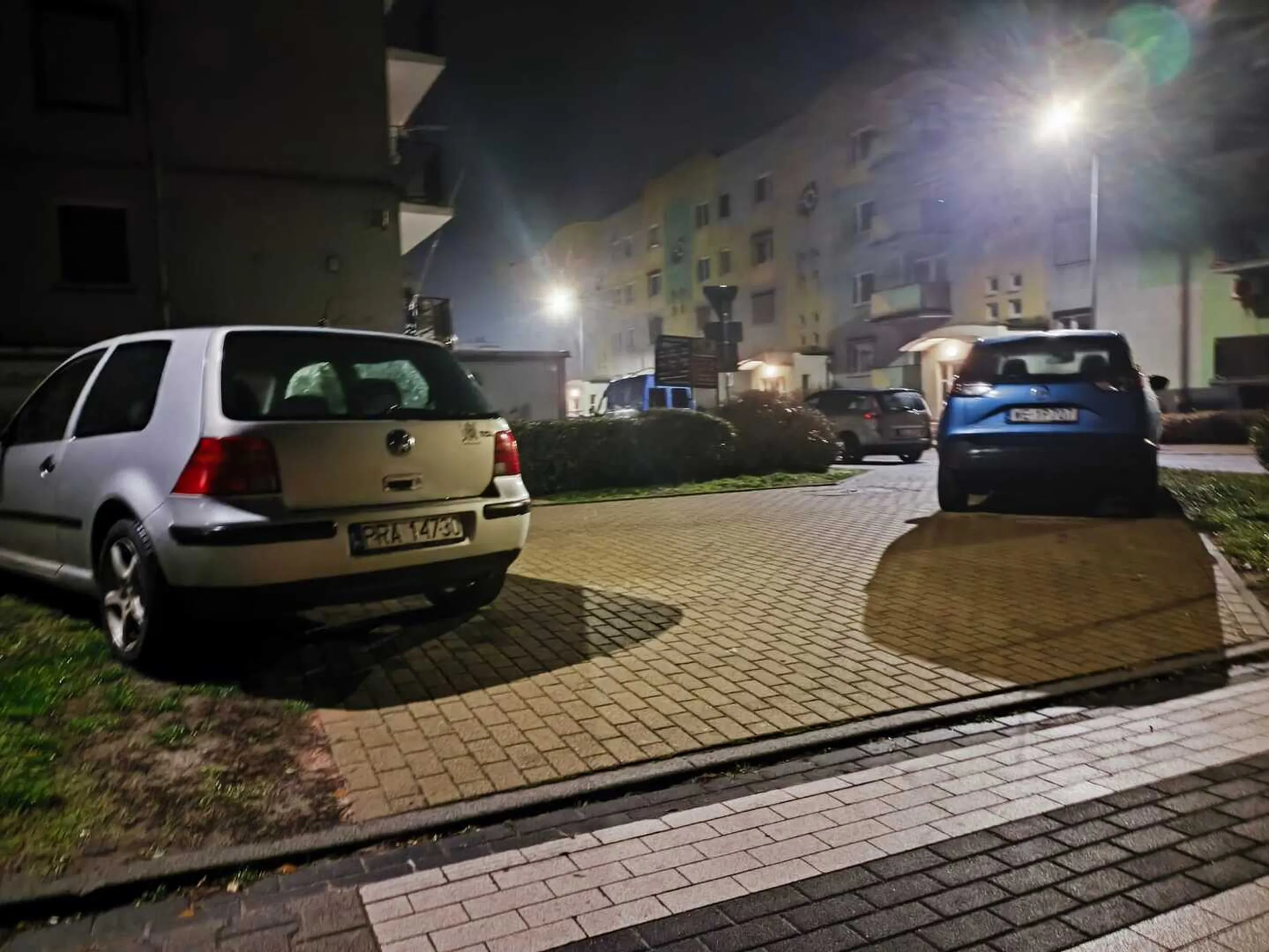 Mistrz parkowania na ulicy Miedzińskiego w Rawiczu. Art. 26 3. 3) Prawa o ruchu drogowym: Kierującemu pojazdem zabrania się jazdy wzdłuż po drodze dla pieszych lub przejściu dla pieszych.