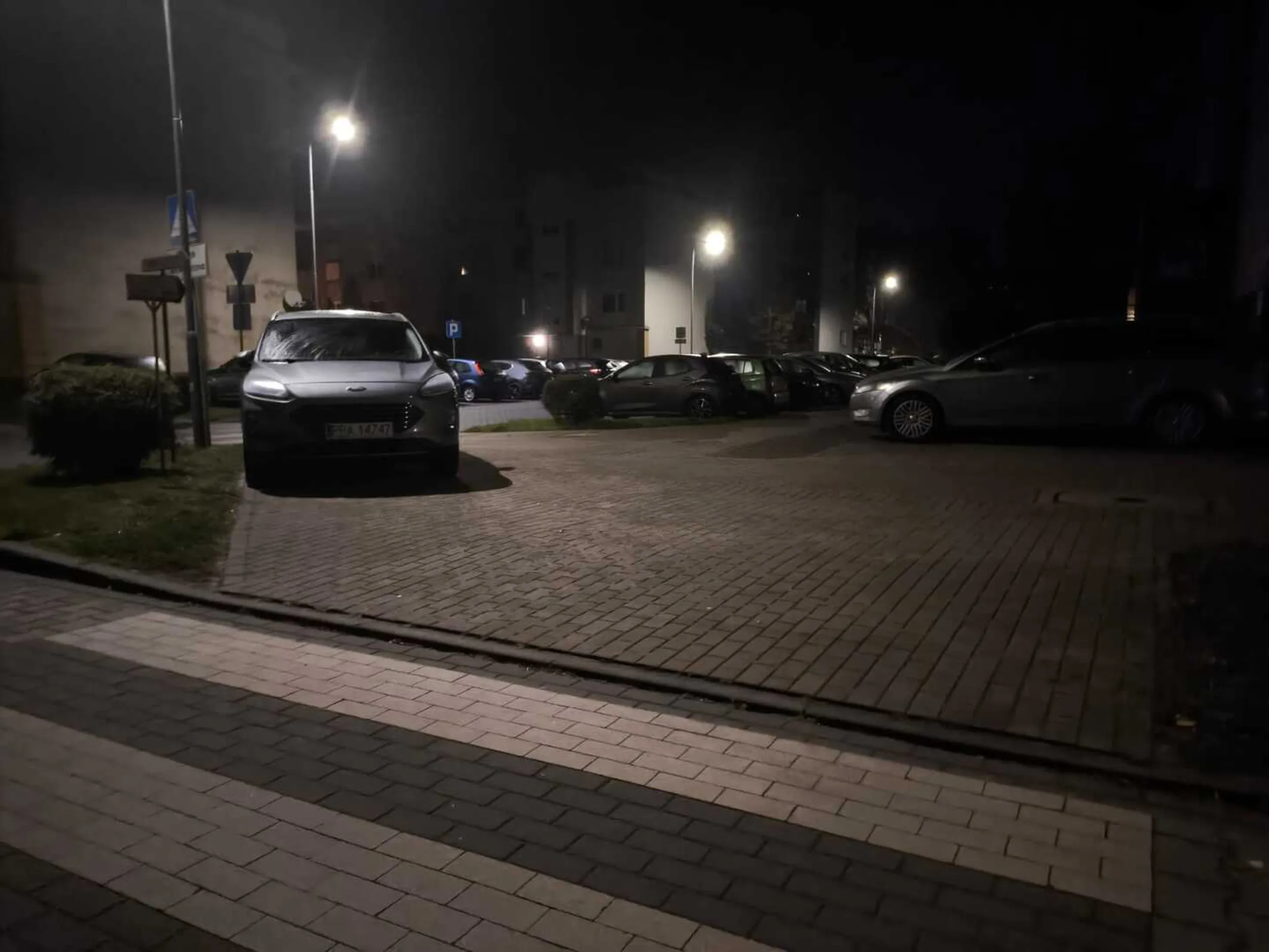 Mistrz parkowania na chodniku przy ulicy Miedzińskiego w Rawiczu. Art. 26 3. 3) Prawa o ruchu drogowym: Kierującemu pojazdem zabrania się jazdy wzdłuż po drodze dla pieszych lub przejściu dla pieszych.