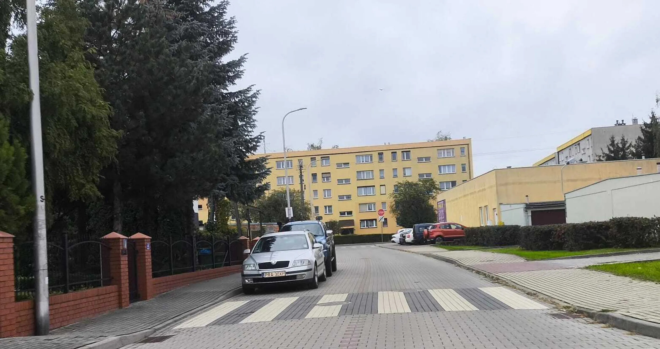 Czysty bandytyzm! Mistrz parkowania na ul. Łabędziej w Rawiczu.