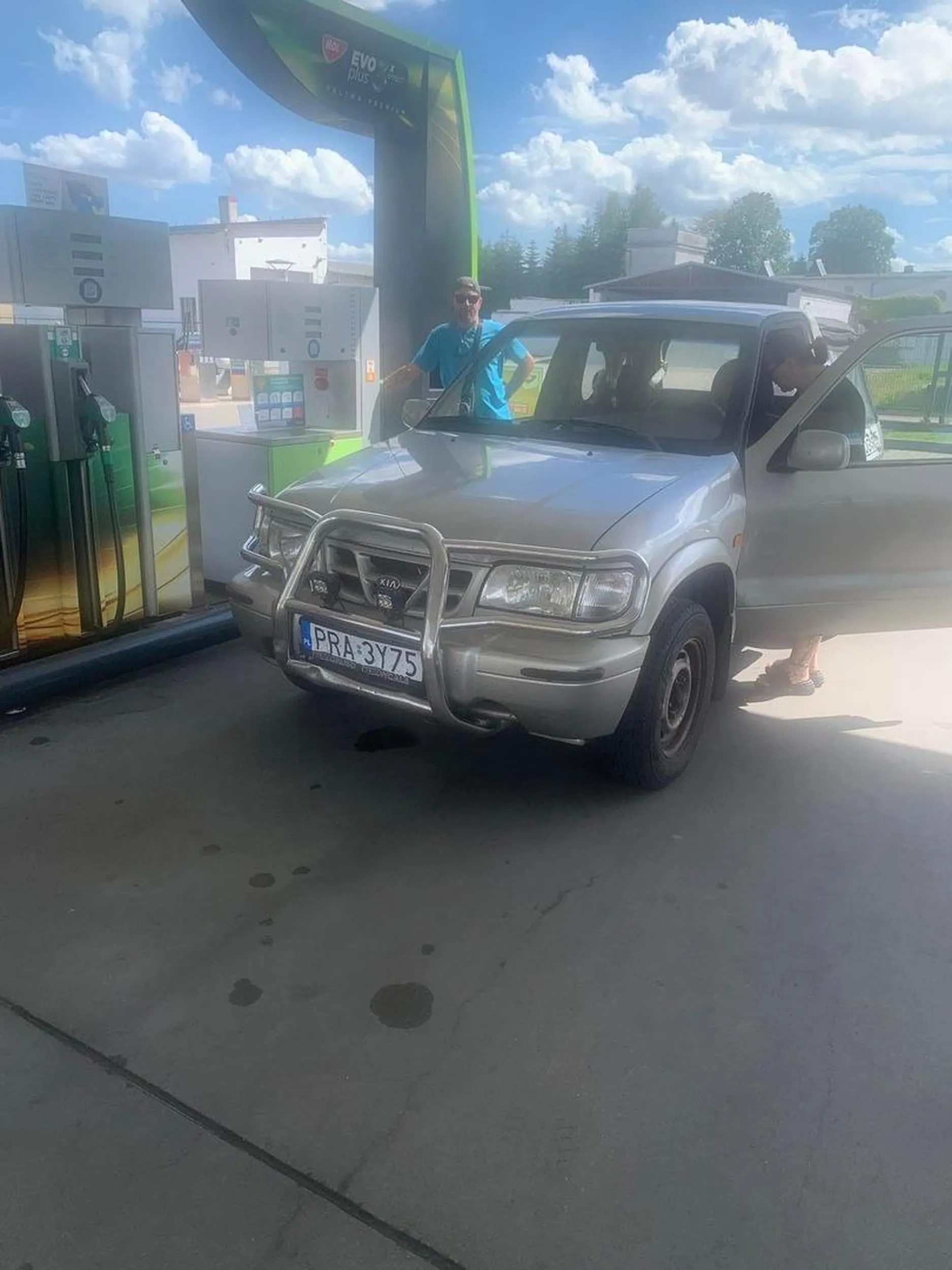 UWAGA POTRACENIE KOBIETY W RAWICZU SPRAWCA UCIEKŁ Uwaga ten sprawca potrącił kobietę poczym wyszedl z auta zaczął grozić ze zabije ta kobietę i  zaczął ja uderzać w głowę i uciekl persolnel który pracuje na stacji nawet nie udzielił pomocy dla młodej kobiety  sprawa wydarzyła się w Rawiczu na stacjii moll około 15:00 08.07.2024