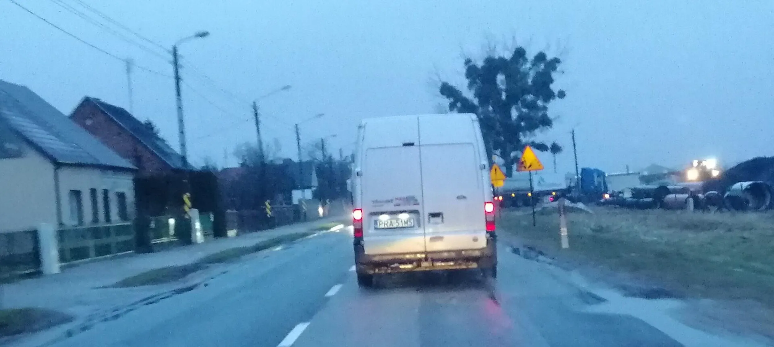 Teren zabudowany, po prawej wyjazd z budowy, kiepskie warunki drogowe a gościowi się śpieszy. Podjeżdża na maksa do jadących przed nim aut, wyprzedza na trzeciego. Zerowa kultura jazdy i niebezpieczeństwo dla innych uczestników ruchu.