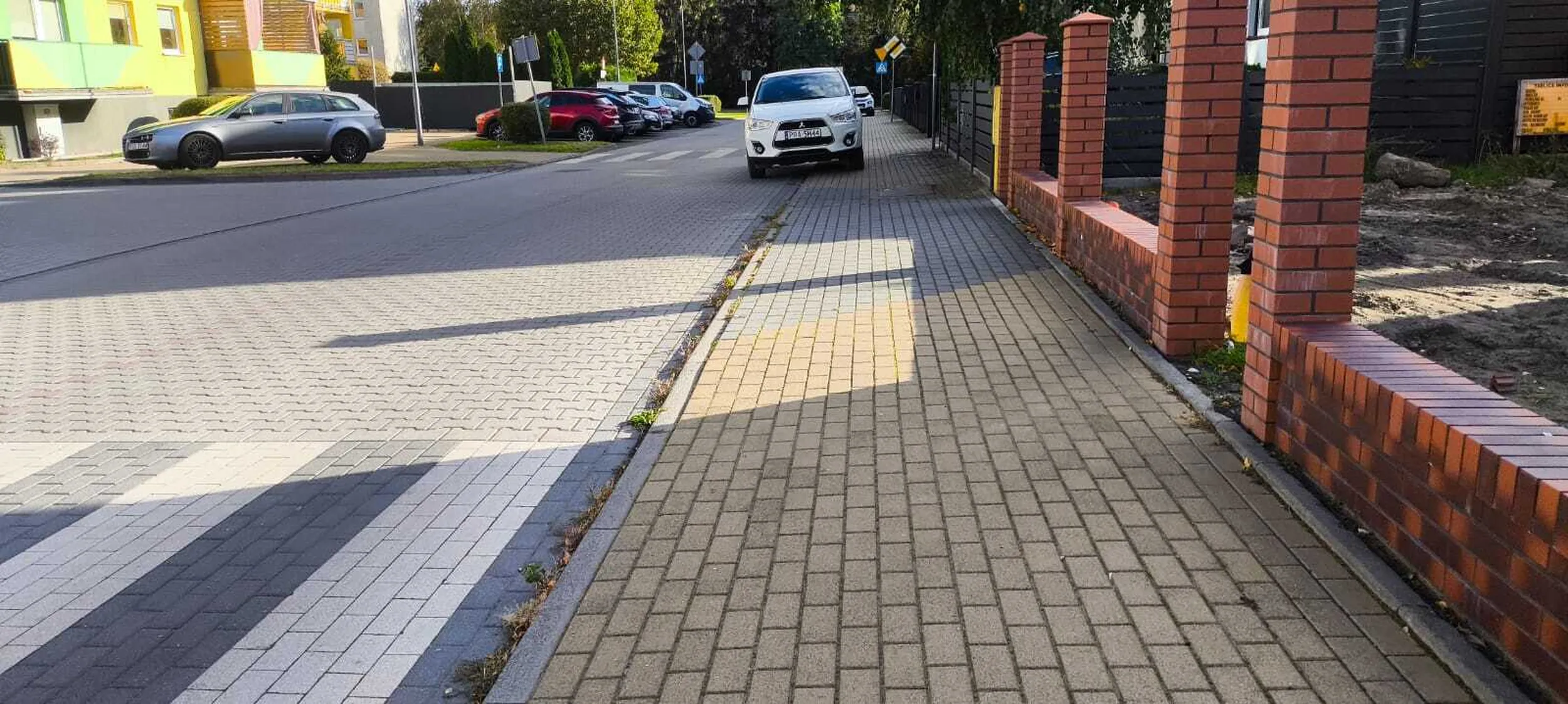 Mistrz parkowania na skrzyżowaniu i blokowania chodnika na ulicy Miedzińskiego w Rawiczu.