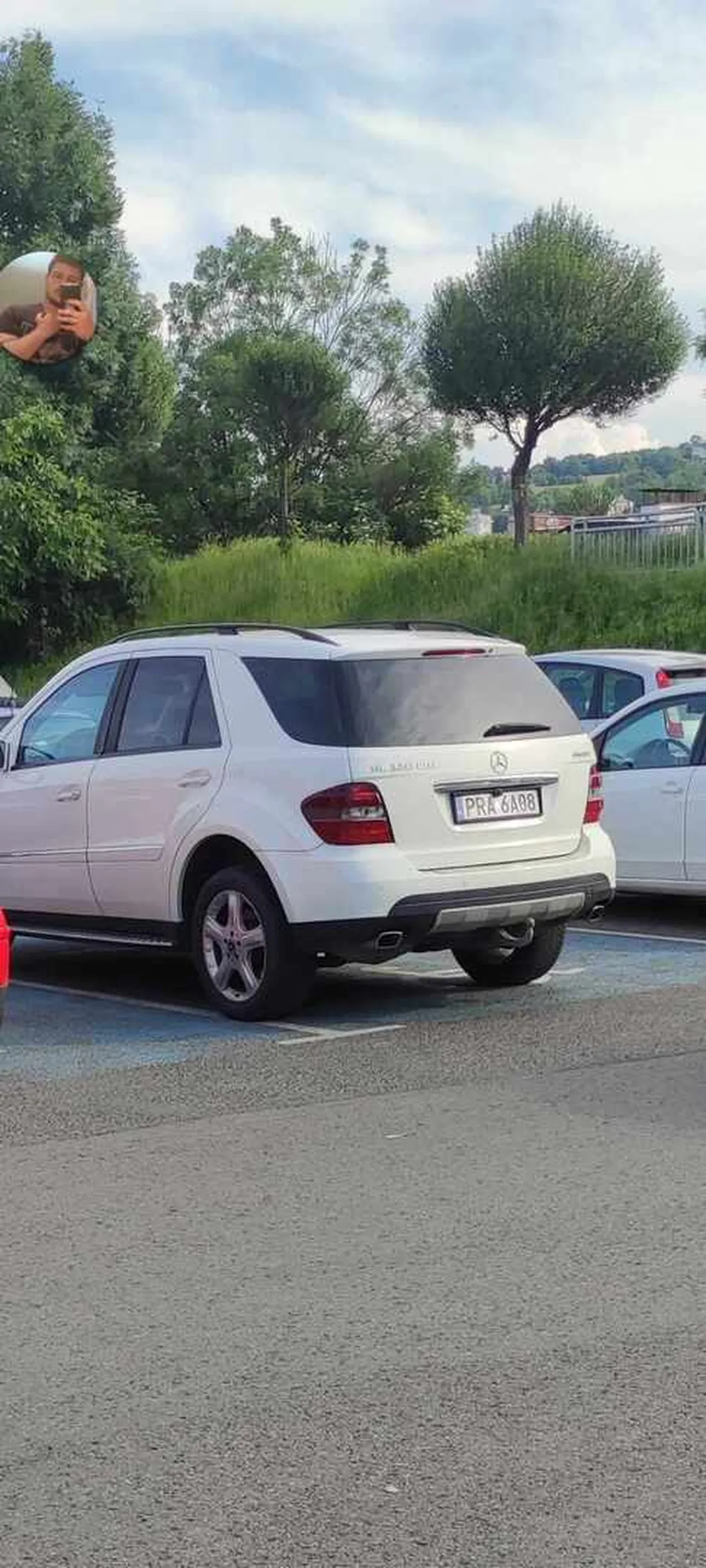 A potem osoba niepełnosprawna musi jechać na wózku z drugiego końca parkingu bo pani musi stanąć  jak najbliżej wejścia. Karty brak.