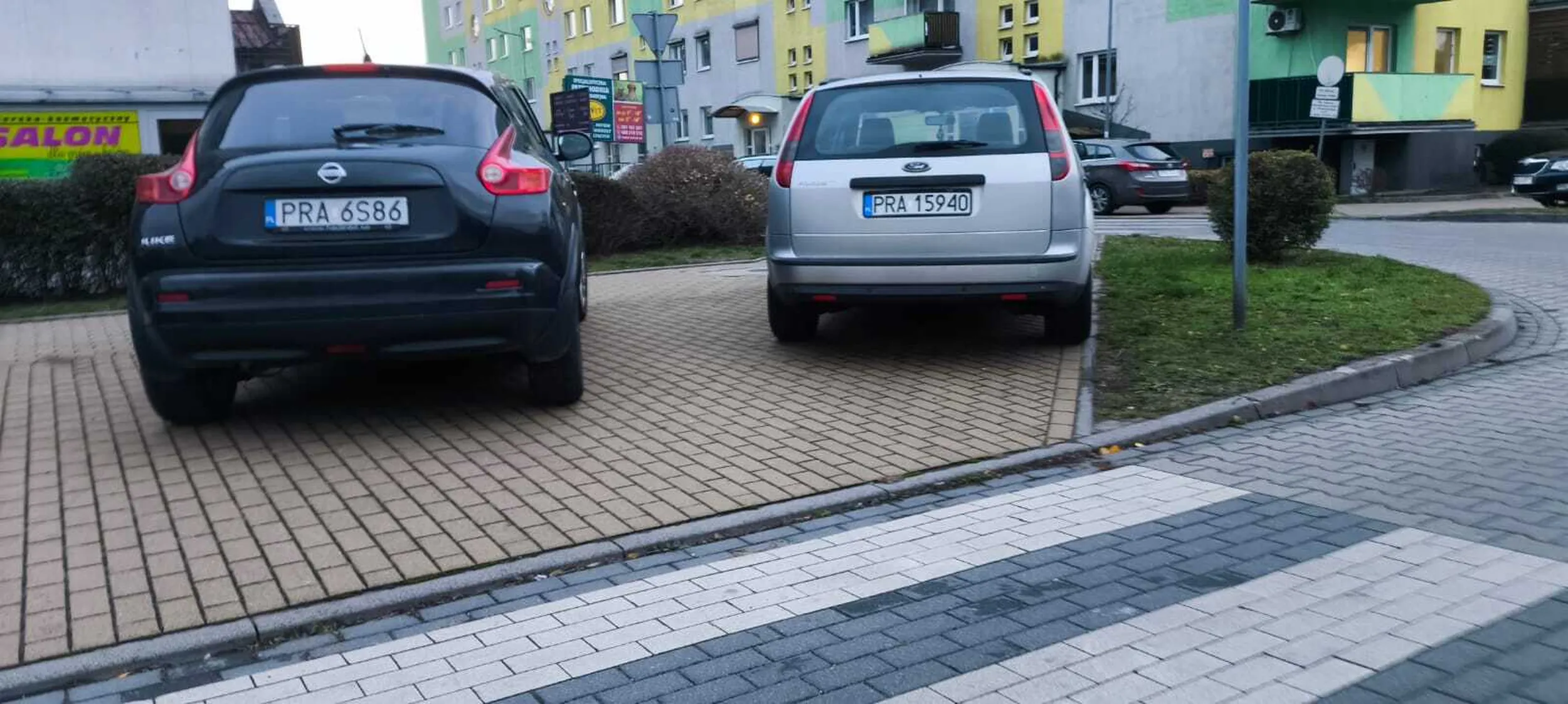 Mistrz parkowania na chodniku przy ulicy Miedzińskiego w Rawiczu.