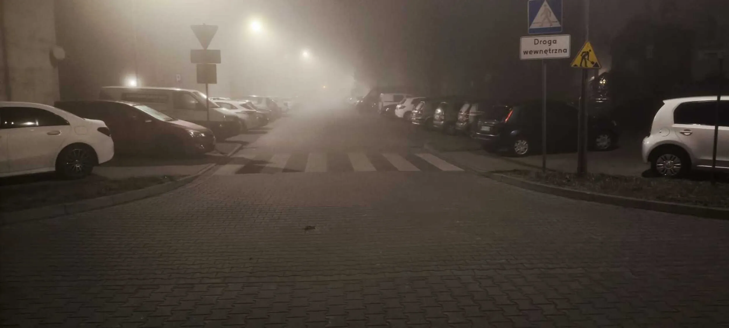 Mistrz parkowania na chodniku przy ulicy Miedzińskiego w Rawiczu. Art. 26 3. 3) Prawa o ruchu drogowym: Kierującemu pojazdem zabrania się jazdy wzdłuż po drodze dla pieszych lub przejściu dla pieszych.