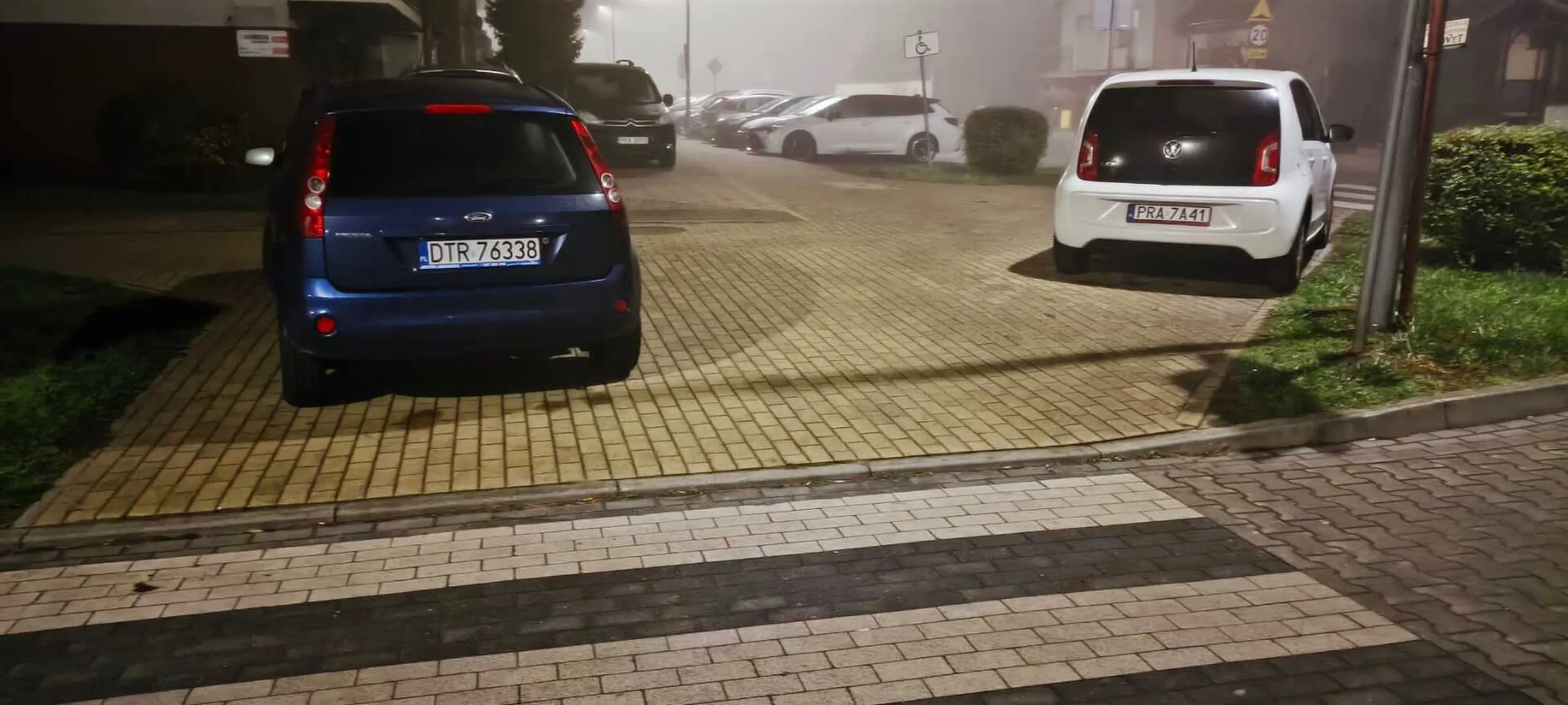 Mistrz parkowania na chodniku przy ulicy Miedzińskiego w Rawiczu. Art. 26 3. 3) Prawa o ruchu drogowym: Kierującemu pojazdem zabrania się jazdy wzdłuż po drodze dla pieszych lub przejściu dla pieszych.