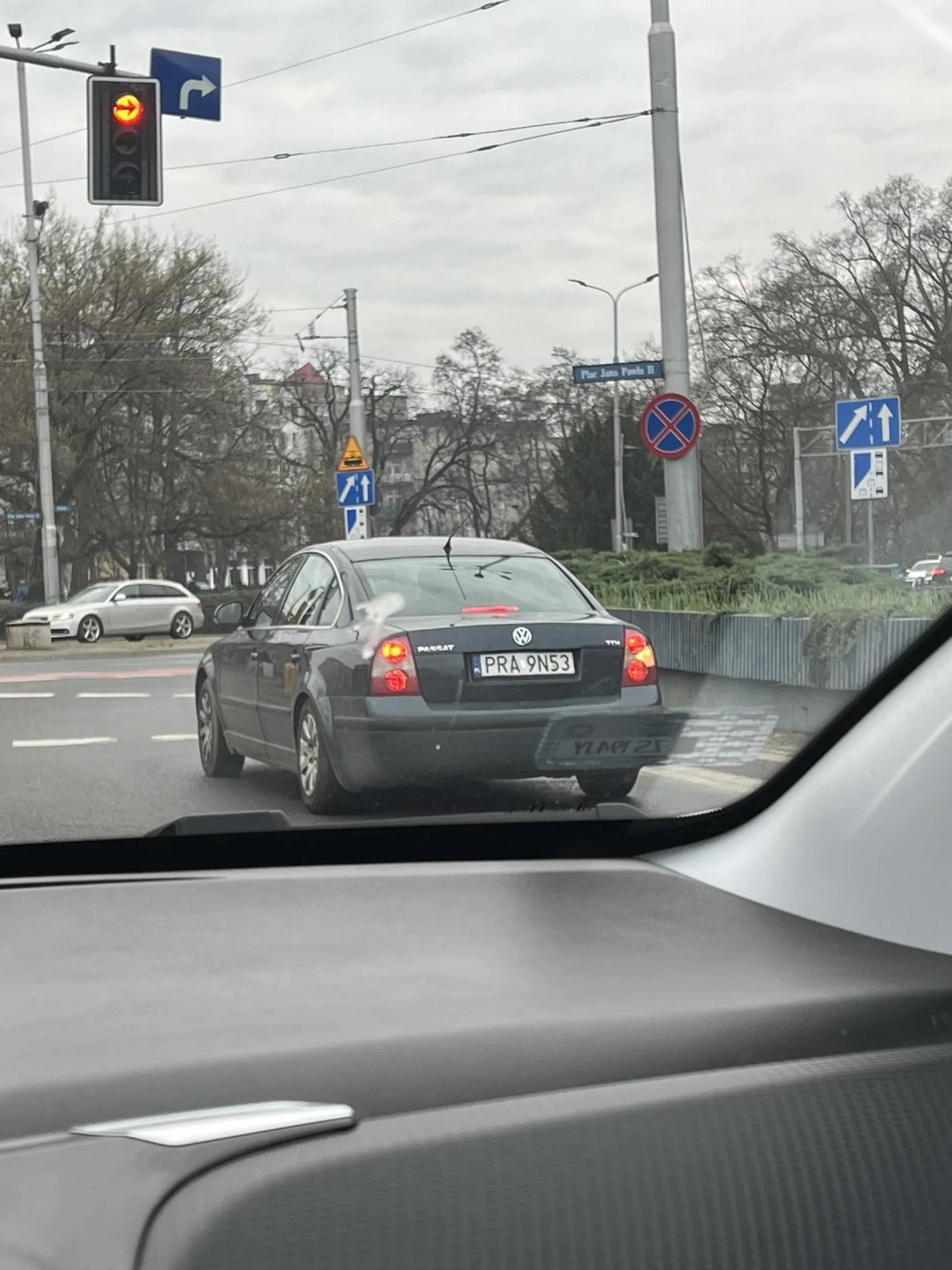 Laska przejechała sobie z pasu do skrętu w prawo na wprost przez wielkie skrzyżowanie i wymusiła pierwszeństwo na prawidłowo jadących pojazdach. Ledwo kierowca posiadający zielone światło wyhamował, gdyż nikt nie spodziewał się takiego zidiocenia ze strony kierowczyni czarnego VW. Kobieto, patrz gdzie jedziesz i jak wszyscy stoją, to znaczy, chyba nie jest Twoja kolej na jazdę!!! Następnym razem kogoś zabijesz takim manewrem…