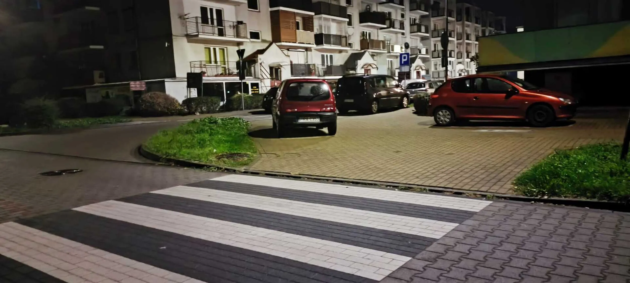 Mistrz parkowania na ulicy Miedzińskiego w Rawiczu. Art. 26 3. 3) Prawa o ruchu drogowym: Kierującemu pojazdem zabrania się jazdy wzdłuż po drodze dla pieszych lub przejściu dla pieszych.