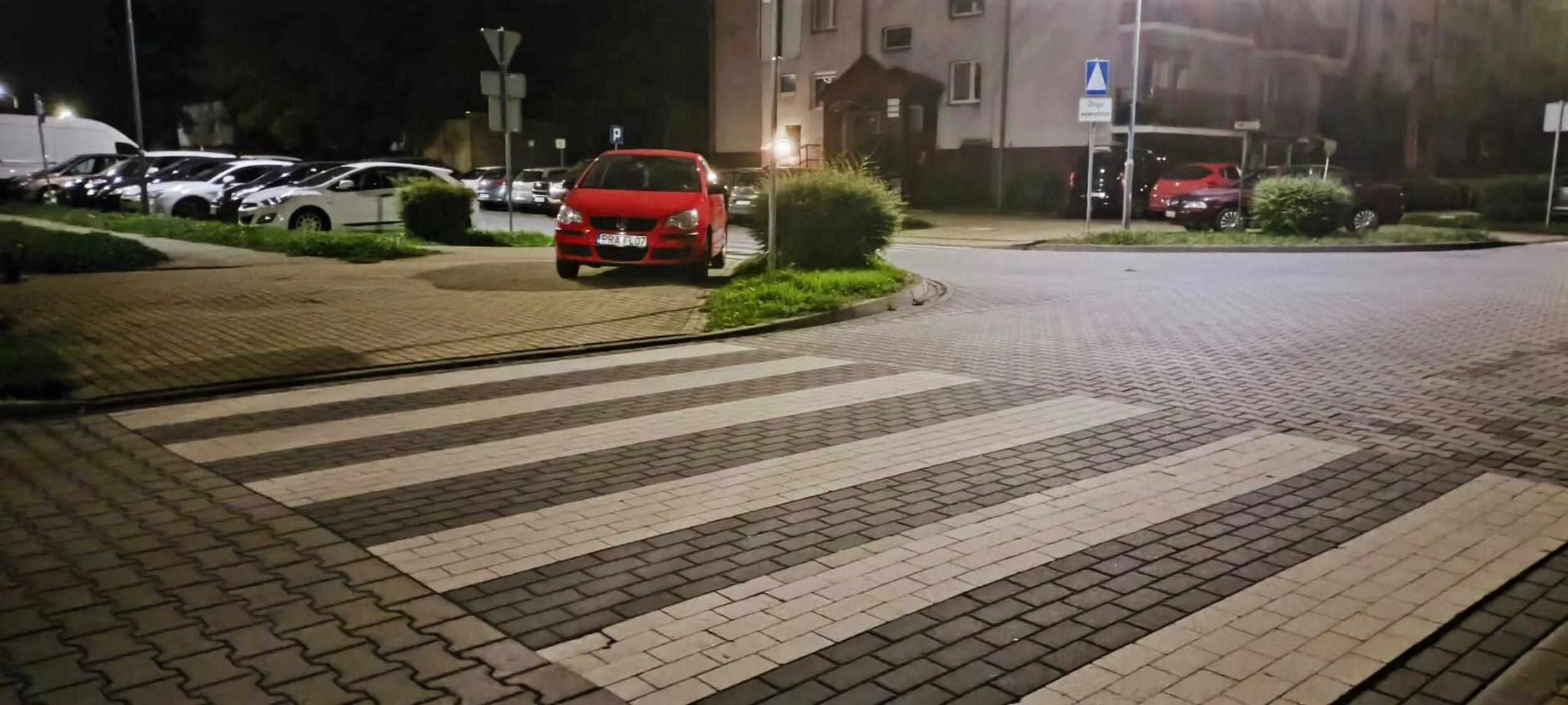 Mistrz parkowania Art. 26 3. 3) Prawa o ruchu drogowym: Kierującemu pojazdem zabrania się jazdy wzdłuż po drodze dla pieszych lub przejściu dla pieszych.