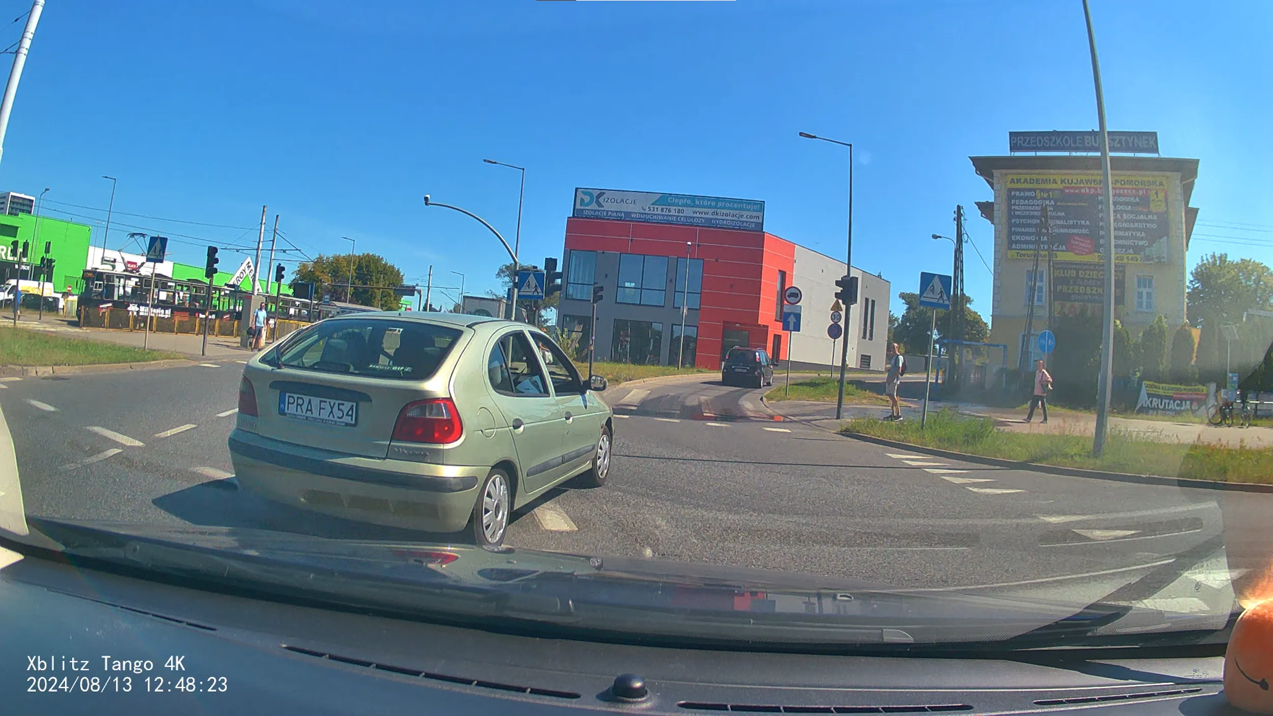 Kierowco naucz się zmieniać pas ruchu zgodnie z przepisami. Ku przestrodze.