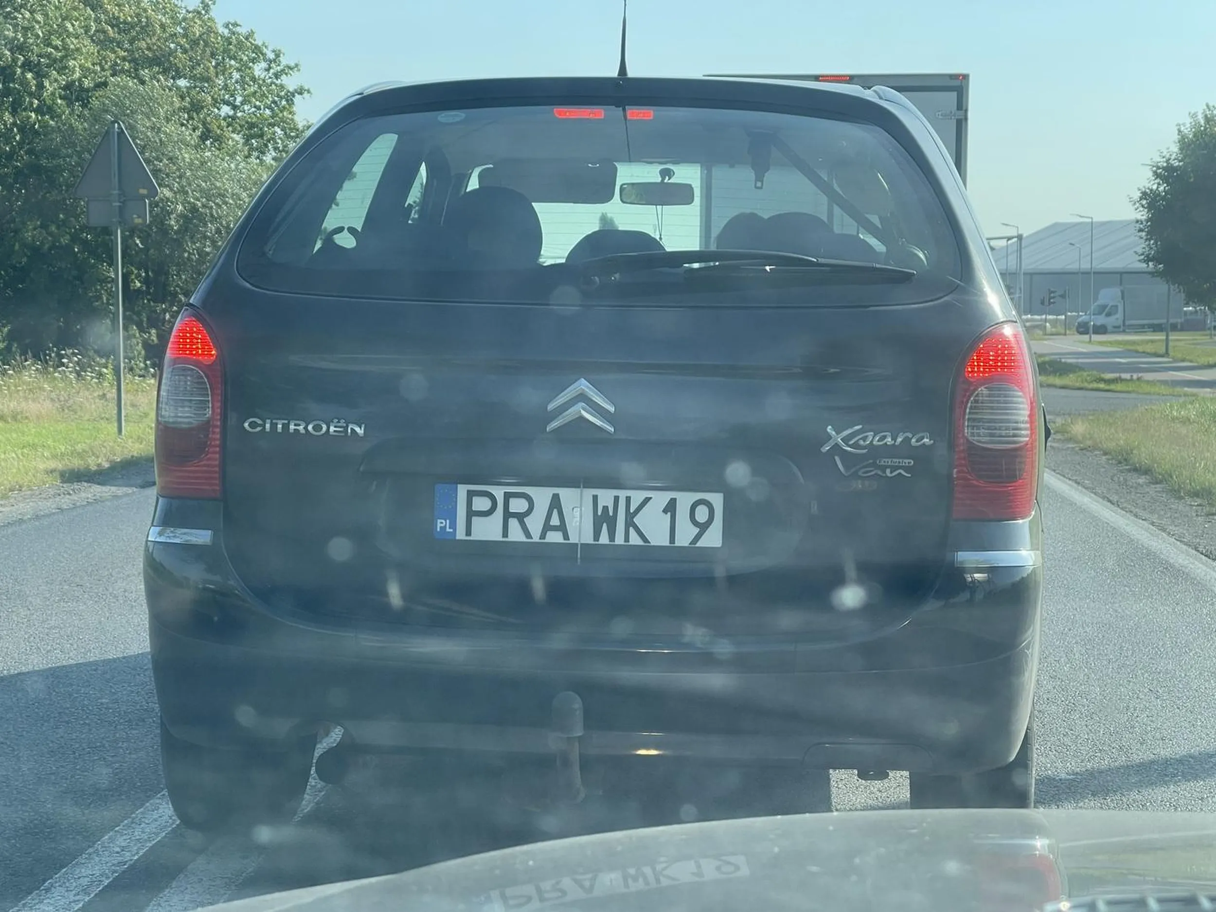 Niebezpieczny kierowca, wyprzedza na skrzyżowaniu nie stosując się przy tym do ograniczenia prędkości i znaków poziomych