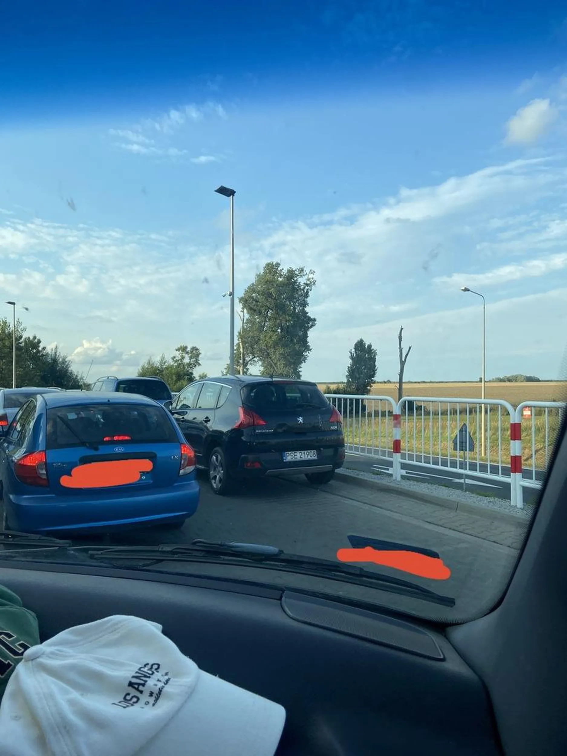 Banda inteligentów pod Macdonaldem w Śremie blokuje wyjazd. Cóż za szlachta.