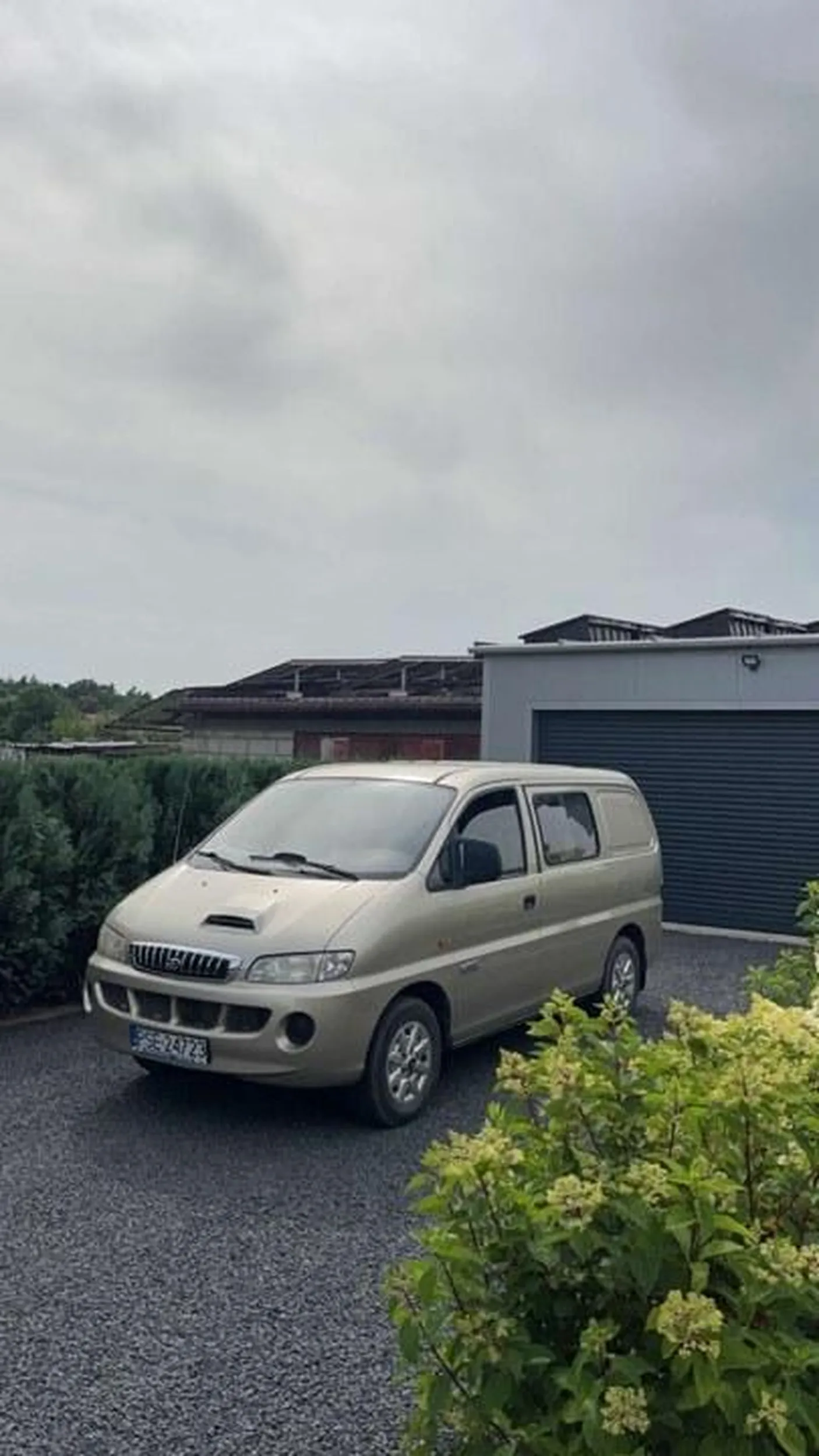 Kubica driftuje po borkowicach w jakimś Hyundaiu i wyprzedza każdego kogo tylko zobaczy, Zapierdziela jak po torze wyścigowym na polnych drogach a także nie ma zębów i przewozi imigrantów z granicy. Nie polecam.