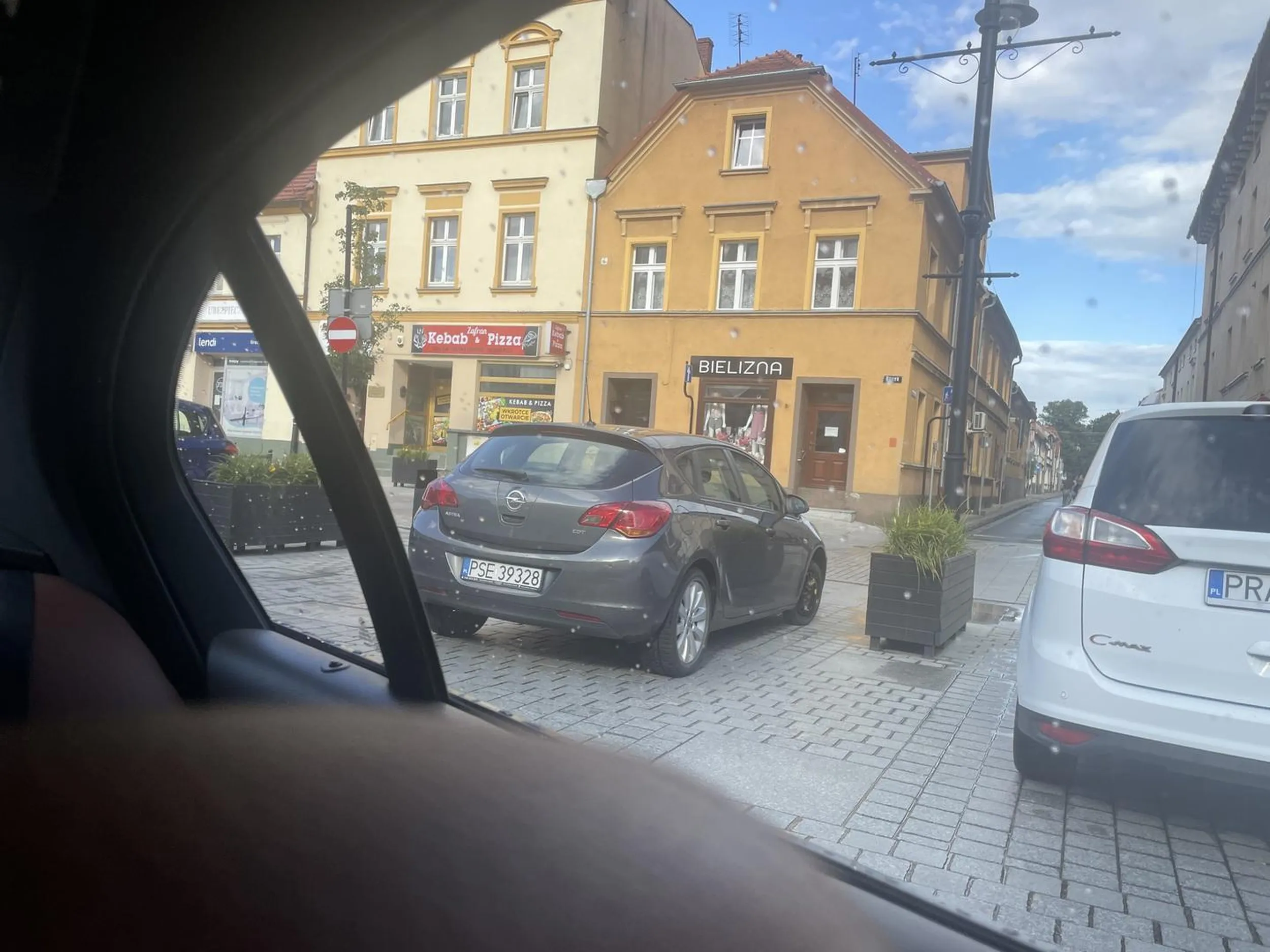 naucz sie parkować, niedość że pod prąd to jeszcze utrudnia wjazd innym osobom na parking
