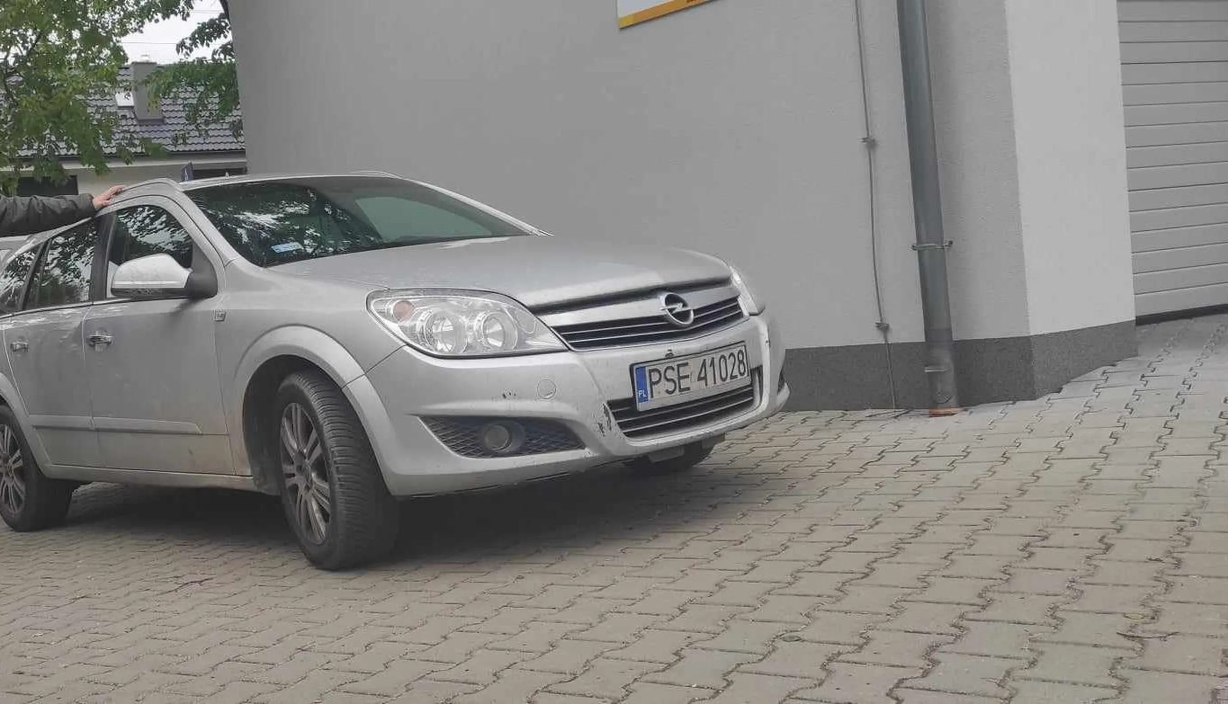 potrącił mi dziecko pod terenem szkoły i powiedział, że się na lekcje śpieszy