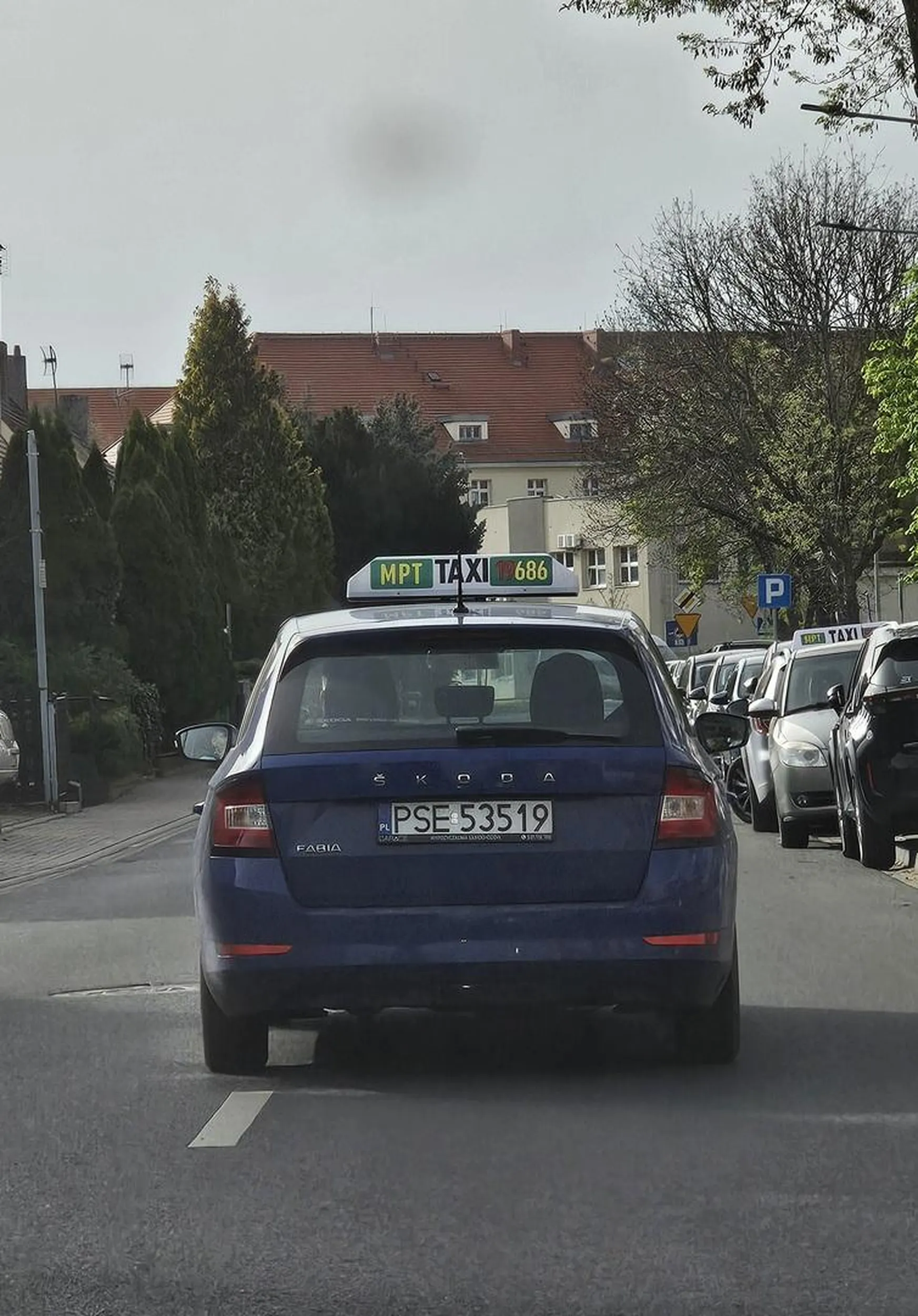 Pajac specjalnie wymusza wyjeżdża z miejsca parkingowego na widok robionego zdjęcia zatrzymuje pojazd wyskakuje z kolejnym chłystkiem straszą kradzieżą telefonu uderzając w lusterko przy policji też zgrywa bohatera ale sprawa się dla niego skończy przykro .