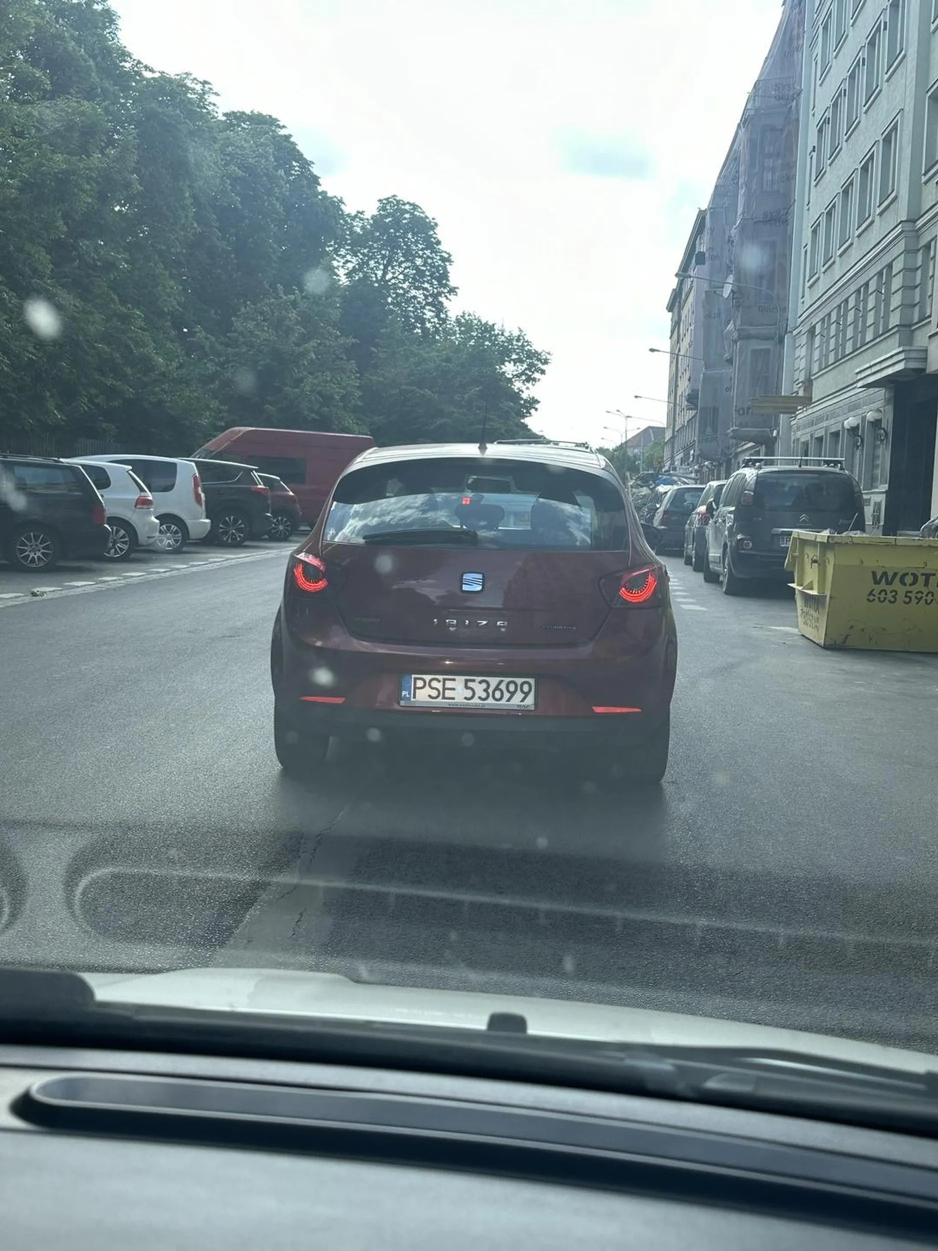 Sama jestem baba ale to co robi ten kierowca to porażka- zamiast kręcić loczki palcem naucz się jeździć bo wyjeżdżać 15 min na skrzyżowaniu w korku gdzie każdy chce się przebić to grzech ciężki