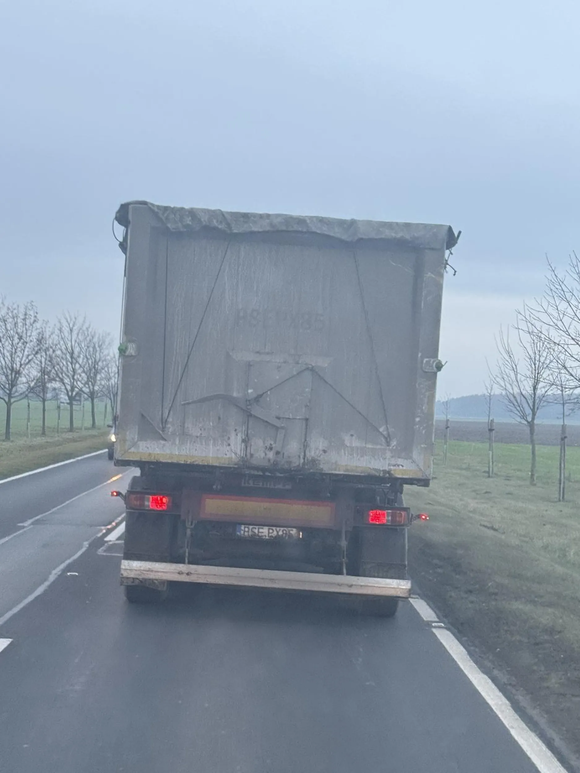 Jeździ, tak samo jak to co wozi. G**NO