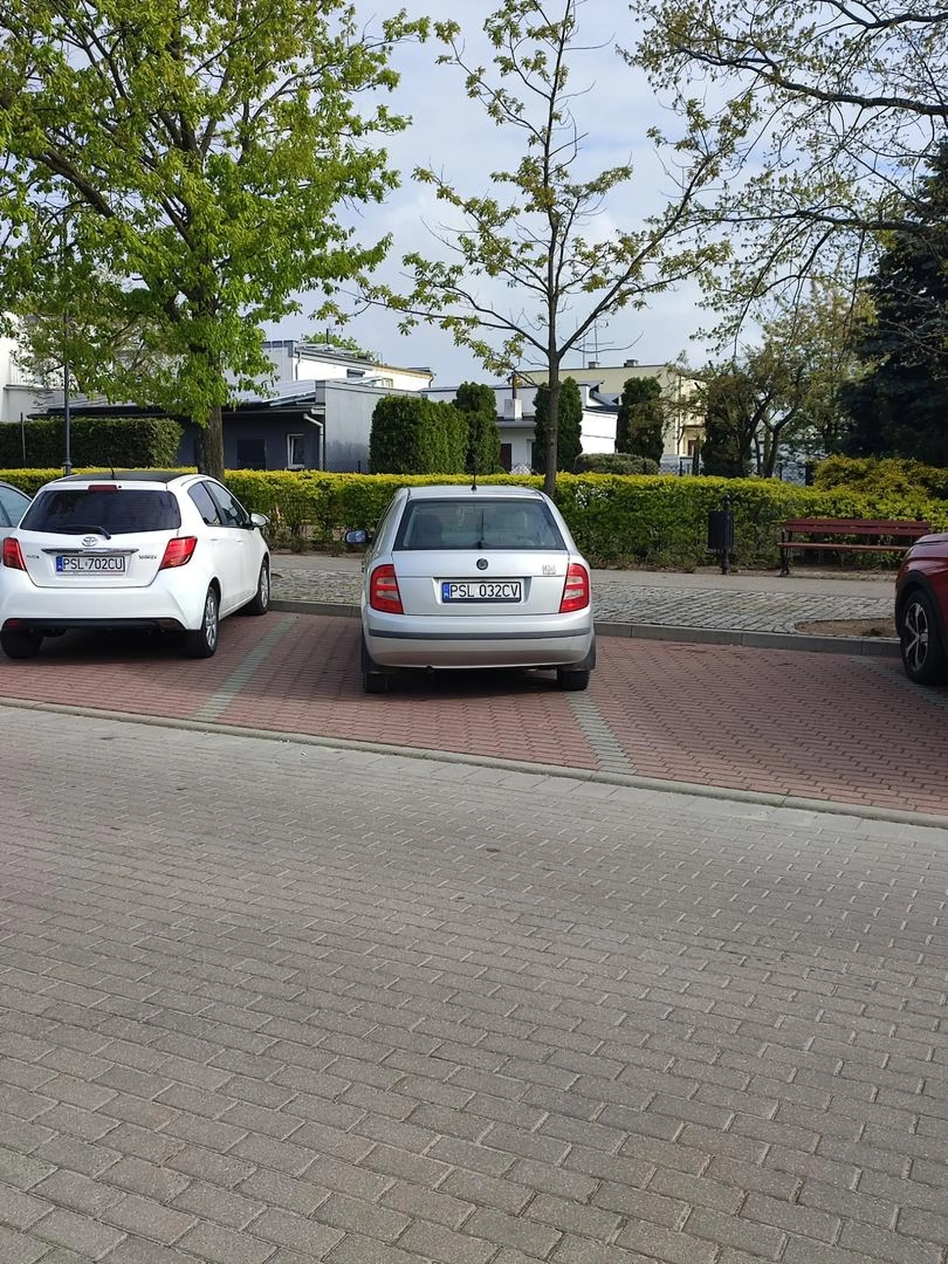 Pozdrawiam kierowce któremu nie chciało się poprawić auta żeby nie blokować miejsca obok