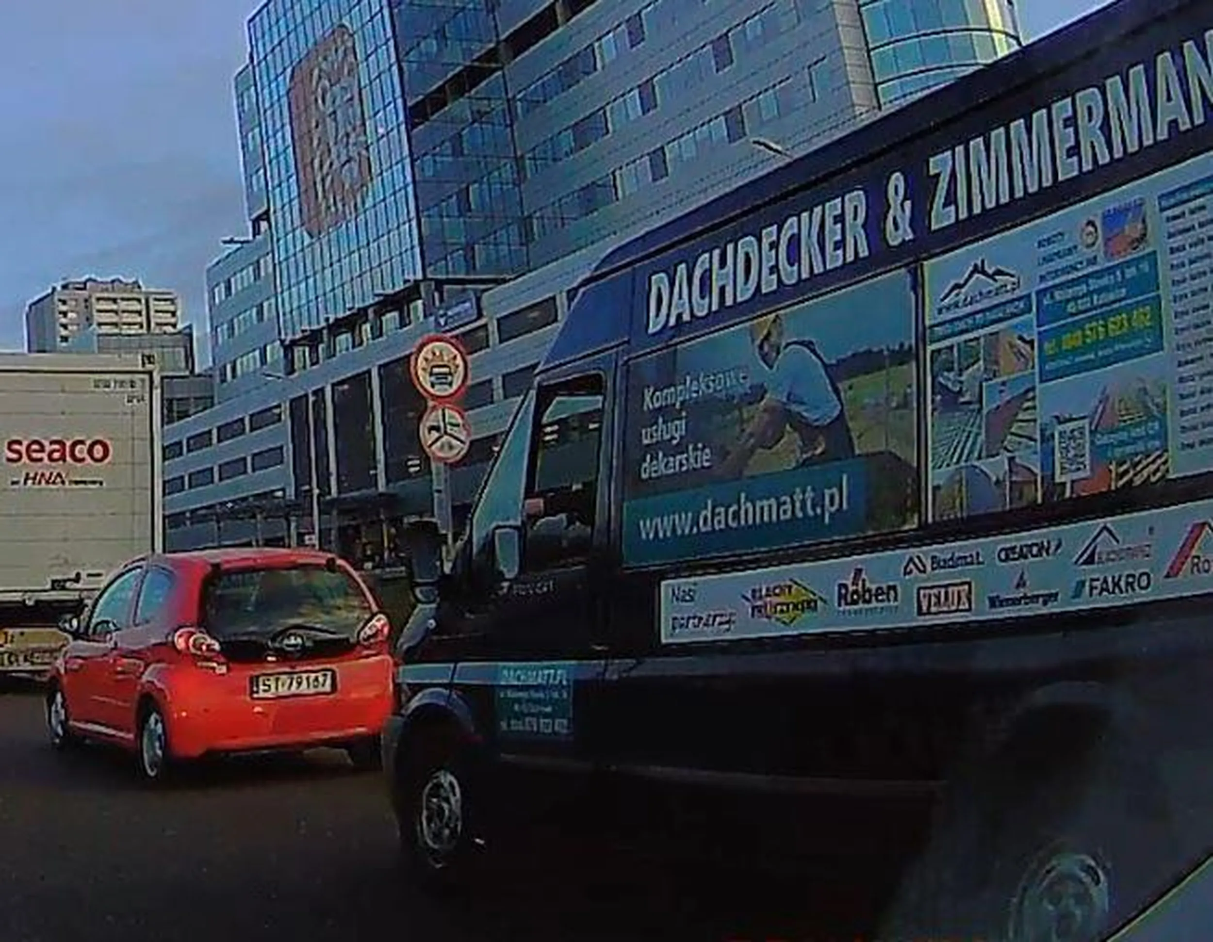 Przyjechał do Katowic powyrzucać śmieci przez okno.