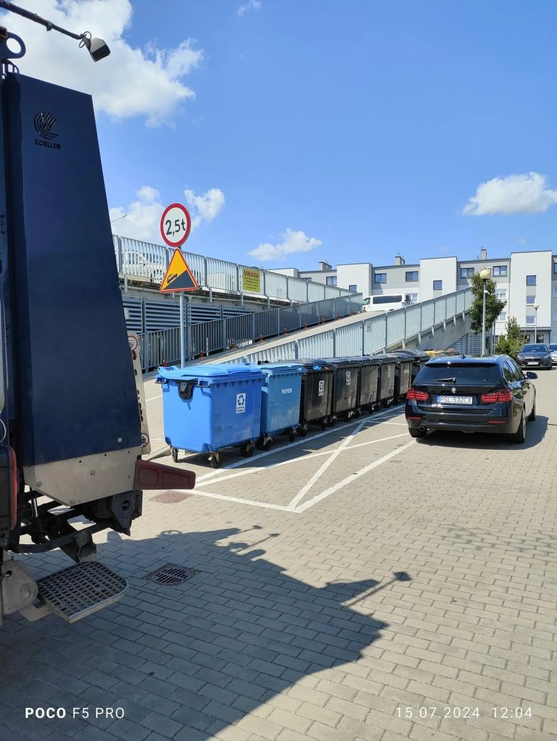 Naucz się parkować i nie zastawiaj pojemników!!!!