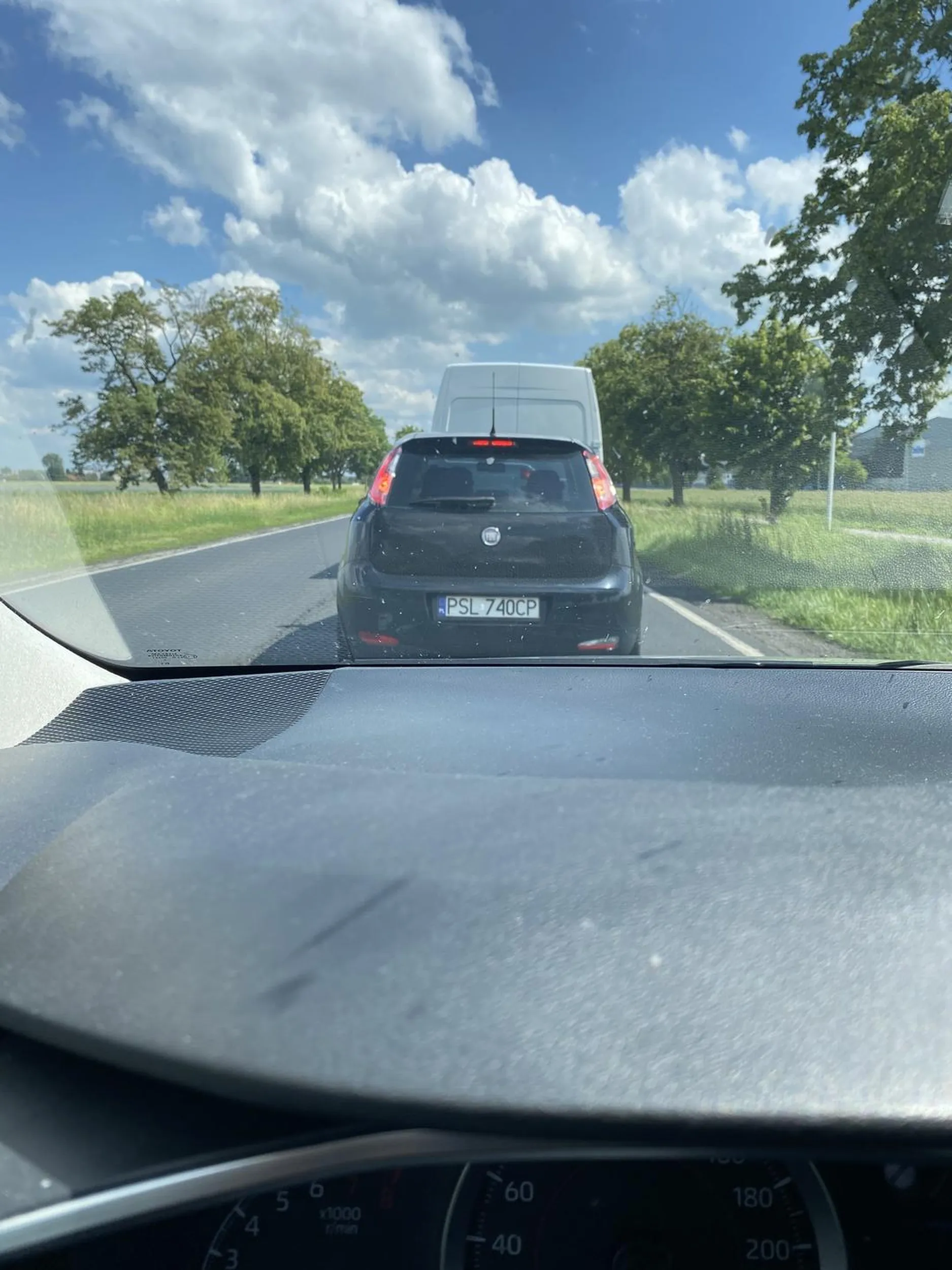 Pirat drogowy wyprzedza na podwójnej ciągłej. Jedzie pod prąd po wyspie z przejściem dla pieszych.