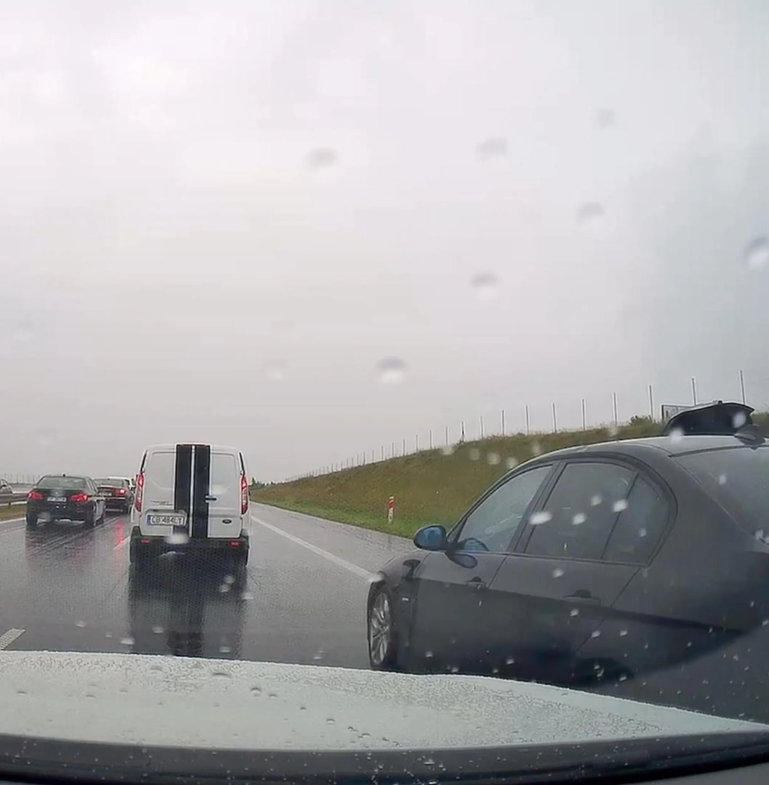 kolejny cwaniaczek w BMW, ktorego czekanie w korku nie dotyczy i musiał wyprzedzić awaryjnym w niebezpiecznym miejscu przejeżdżając blisko mnie i stojącego na pasie awaryjnym Opla