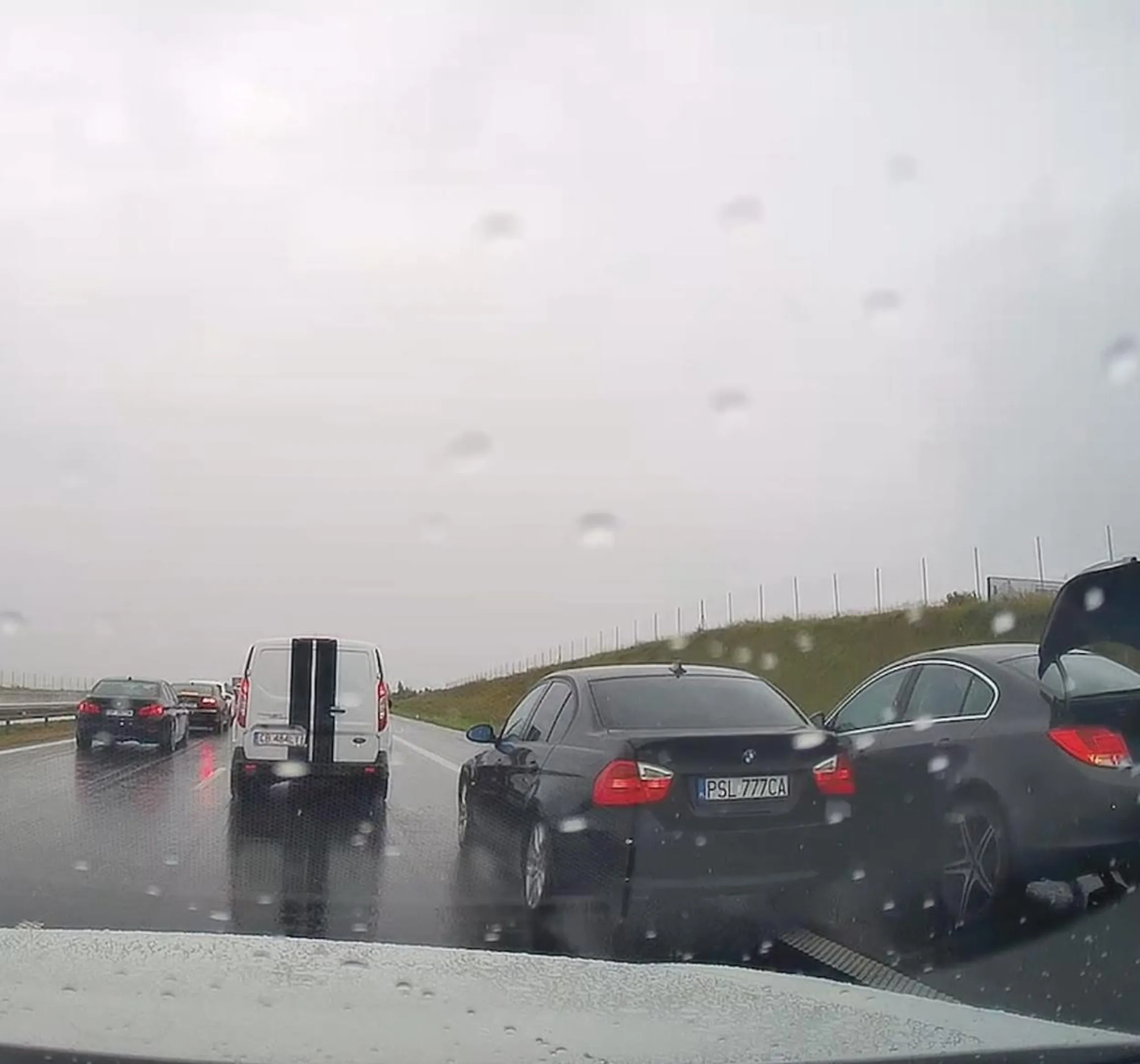 kolejny cwaniaczek w BMW, ktorego czekanie w korku nie dotyczy i musiał wyprzedzić awaryjnym w niebezpiecznym miejscu przejeżdżając blisko mnie i stojącego na pasie awaryjnym Opla