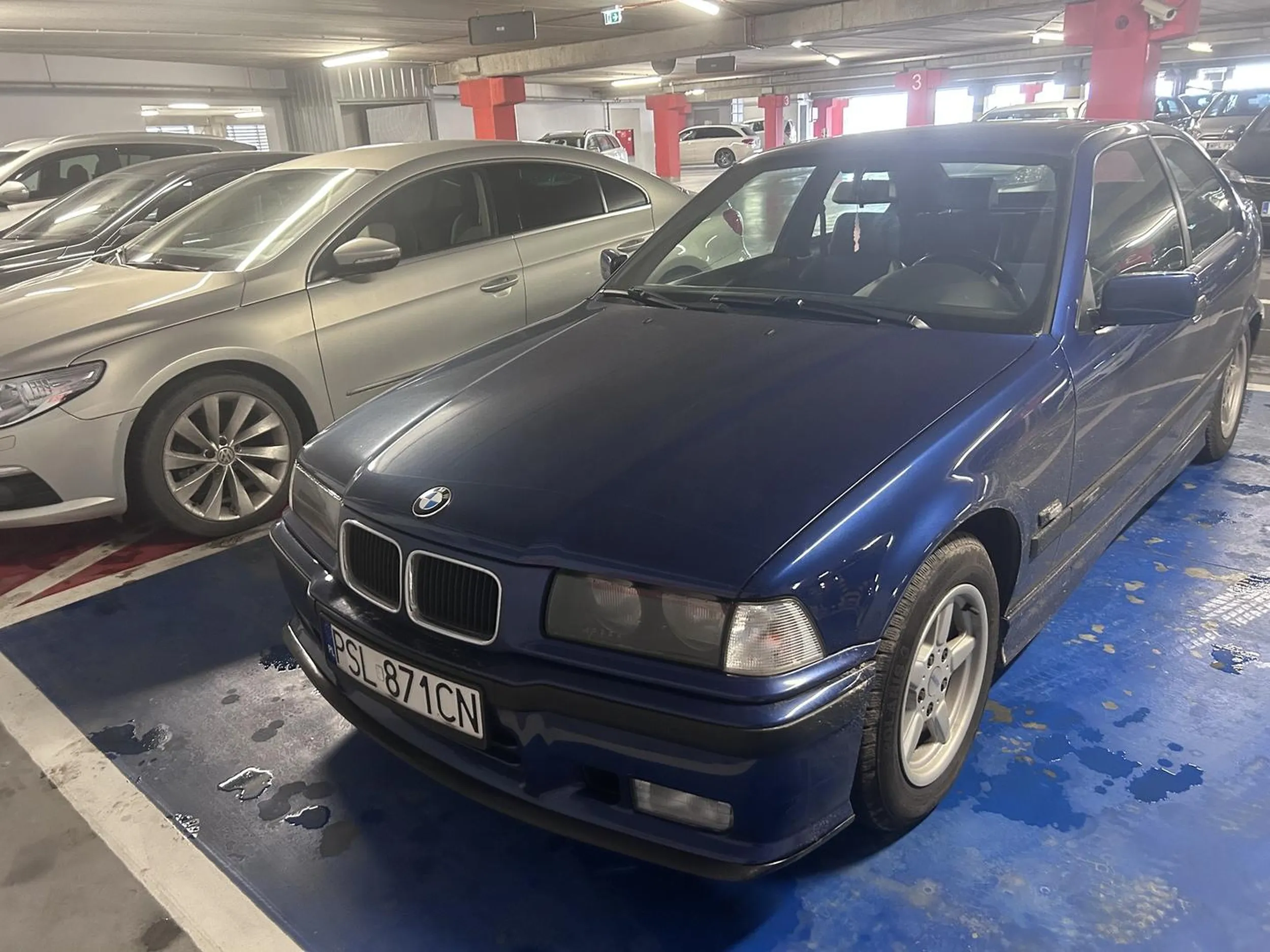 Kierujący pojazdem marki BMW to kobieta bez oznak niepełnosprawności oraz bez niebieskiej karty , a pomimo tego notorycznie parkuje na miejscach dla inwalidów nie pozdrawiam i życzę wysokiego mandatu