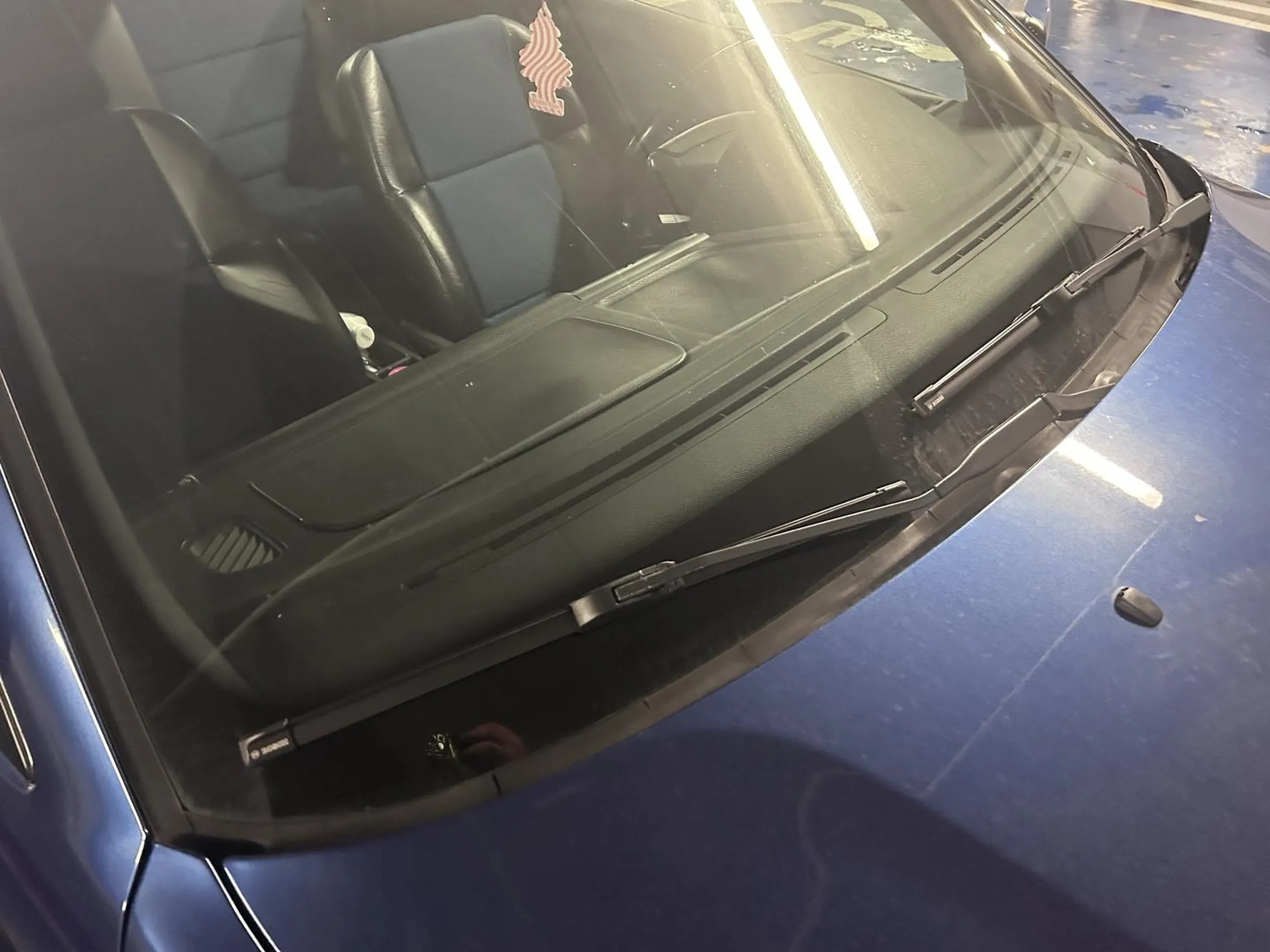 Kierujący pojazdem marki BMW to kobieta bez oznak niepełnosprawności oraz bez niebieskiej karty , a pomimo tego notorycznie parkuje na miejscach dla inwalidów nie pozdrawiam i życzę wysokiego mandatu