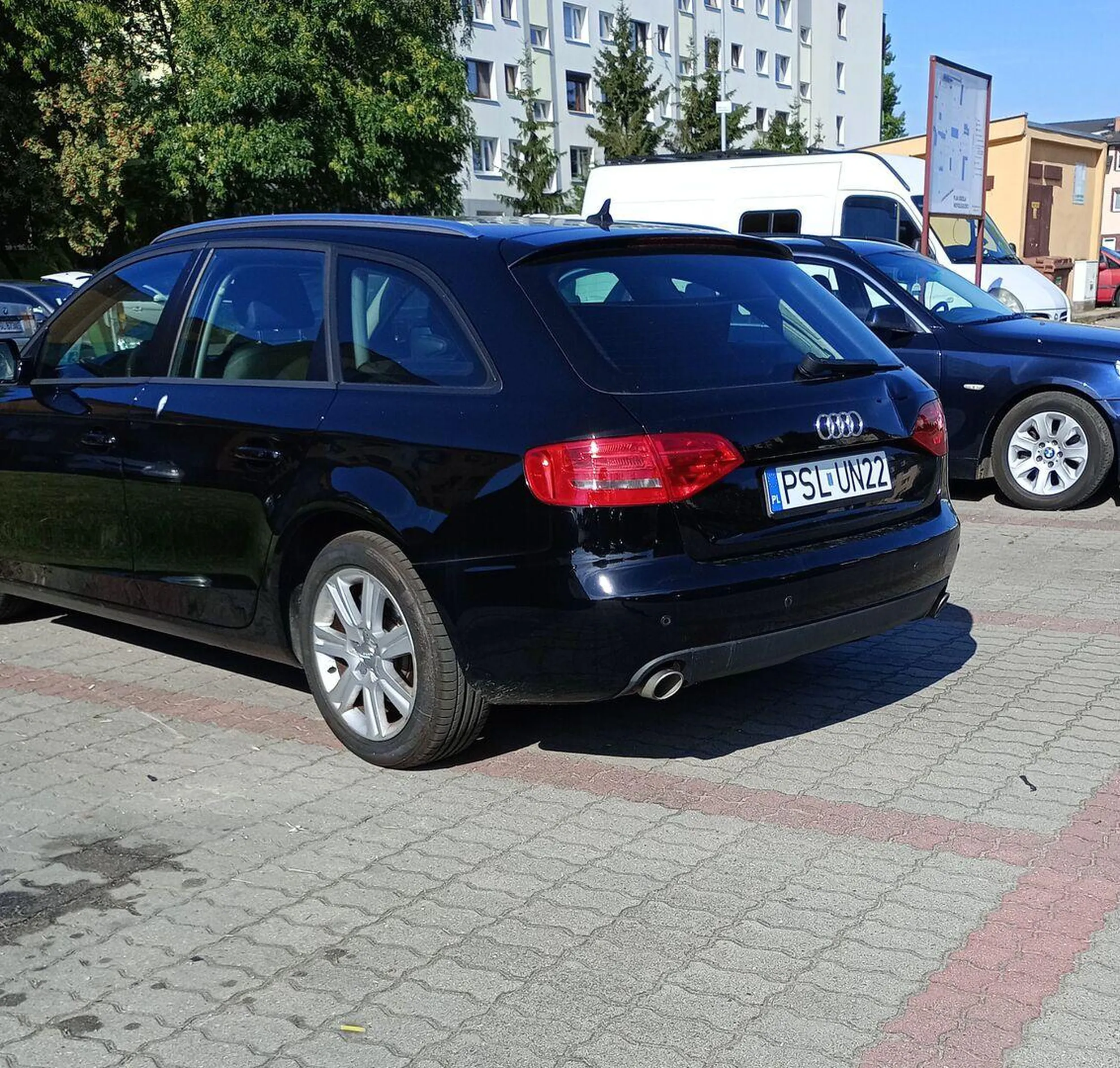 Nie umie parkować na jednym miejscu i prosto, zawsze po skosie i na co najmniej dwóch miejscach, zdarza się że zablokuje trzy miejsca.