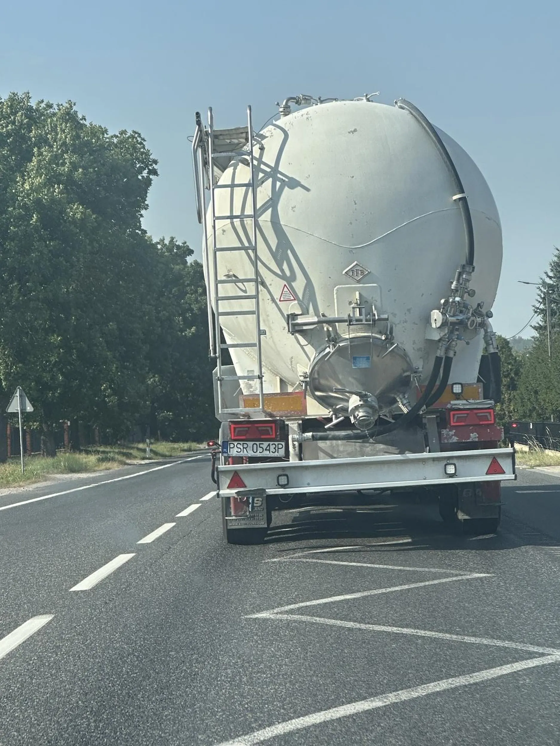 kierowca tej naczepy w Kielcach 04.09.2024 blokował lewy pas do jazdy suwakiem, wulgarny i niebezpieczny kierowca tzw szeryf