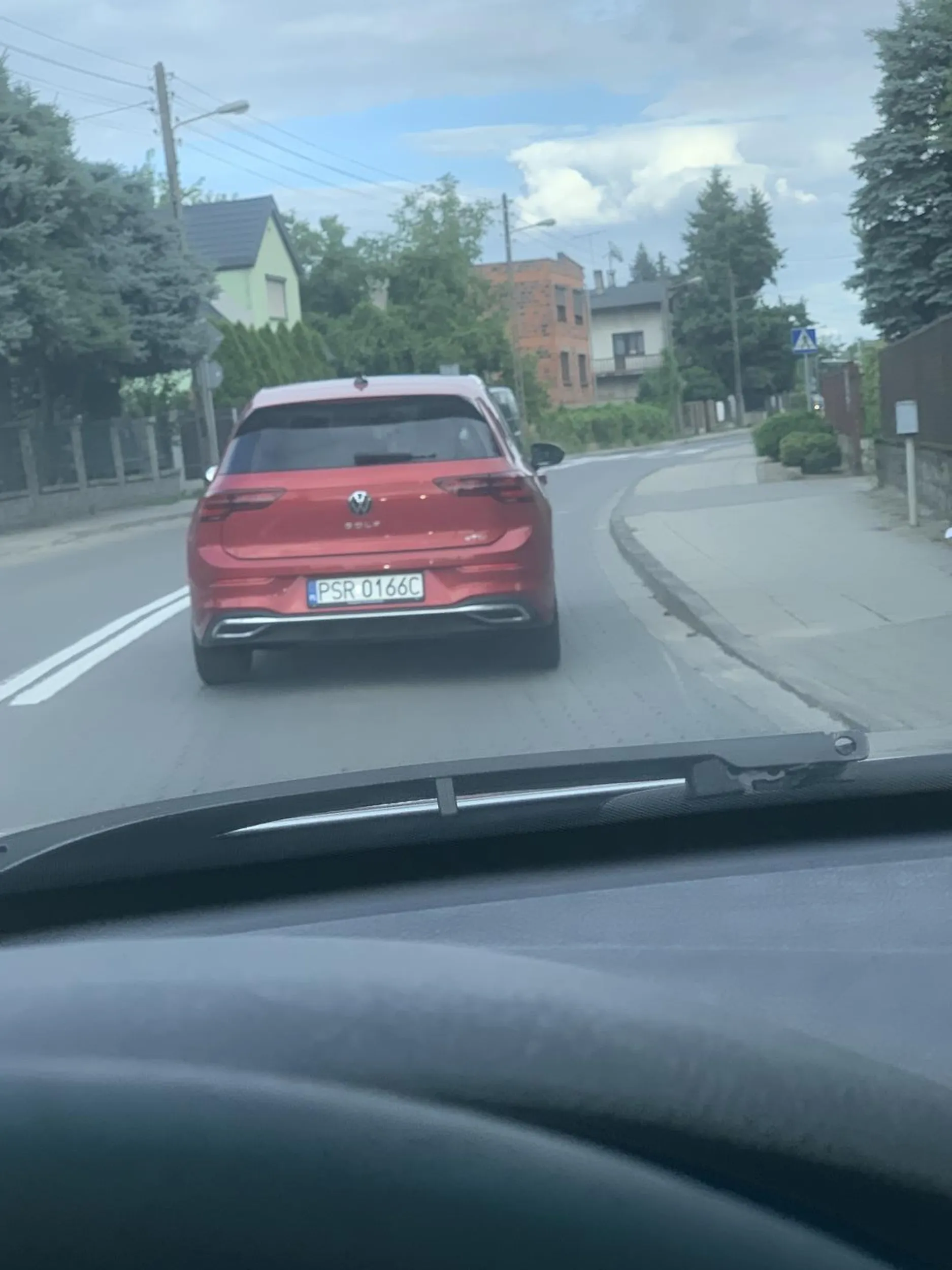 Pi*da jedzie 25-30km/H tam gdzie jest ograniczenie do 50, przed nią pusta droga…