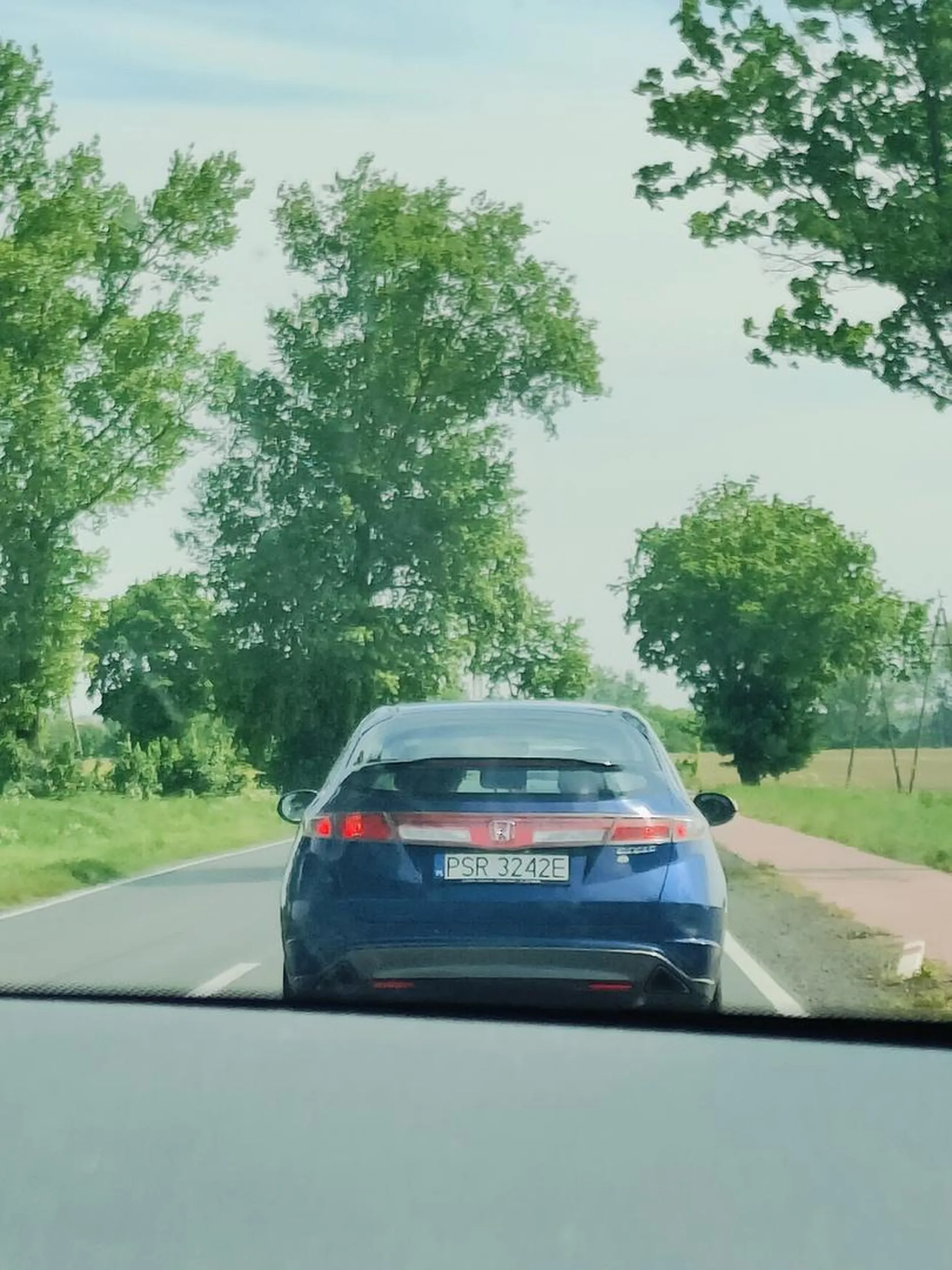 Chcąc wyprzedzać, nie patrzy w lusterka. 2 razy w ciągu 3 minut ta osoba mogła spowodować groźny wypadek. Przepraszam bardzo ale jeżeli nie potrafi się jeździć samochodem to niech nie wsiada za kółko.