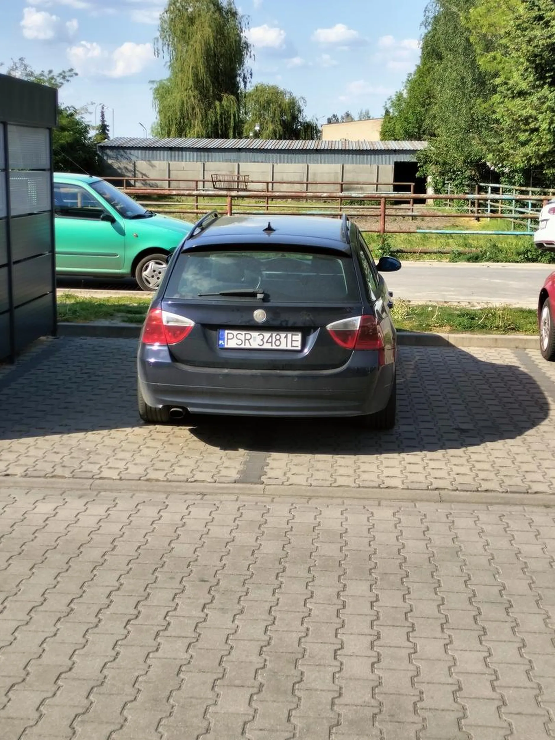 Kierowca ma problemy z parkowaniem na jednym miejscu.