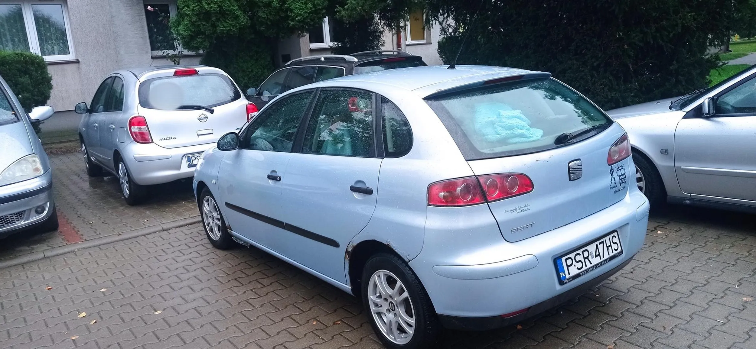 Poranek. Chcesz jechać do pracy a tam auto z naklejką strażaka. WSTYD!!!