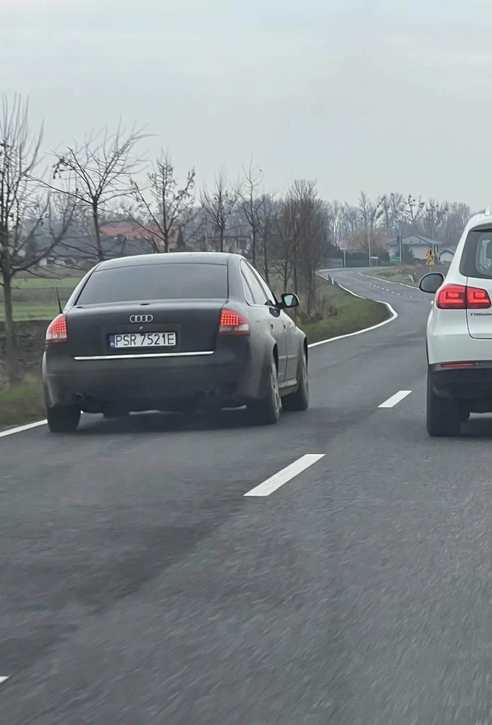 Totalny zjeb, urządził sobie wyścigi z drugim gamoniem na krętej drodze powiatowej. Wyprzedzanie na trzeciego i zajeżdżanie drogi innym. Jak chcesz się zabić to się rozpędź i walnij w mur albo drzewo. Cztery zera na masce i piąte za kierownicą