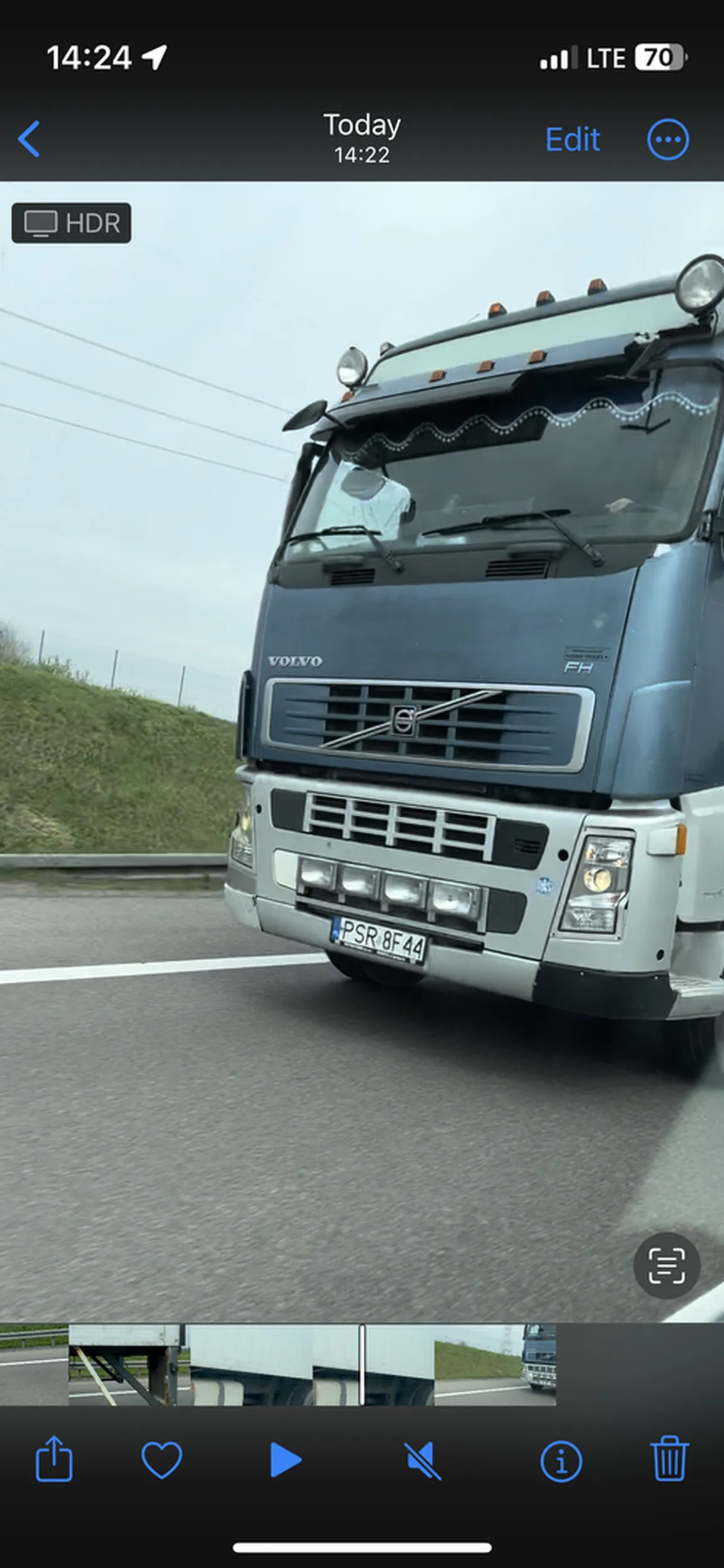 Kretyn w ciężarówce wyprzedzając na ekspresówce zajeżdża drogę, bo nie patrzy nawet w lusterka. Z tyłu otwarta klapa i brak tablic…